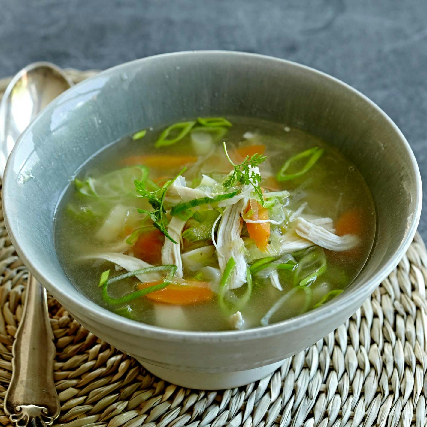 Hønsekødssuppe med kartoffel, gulrod, pastinak, bladselleri, porre