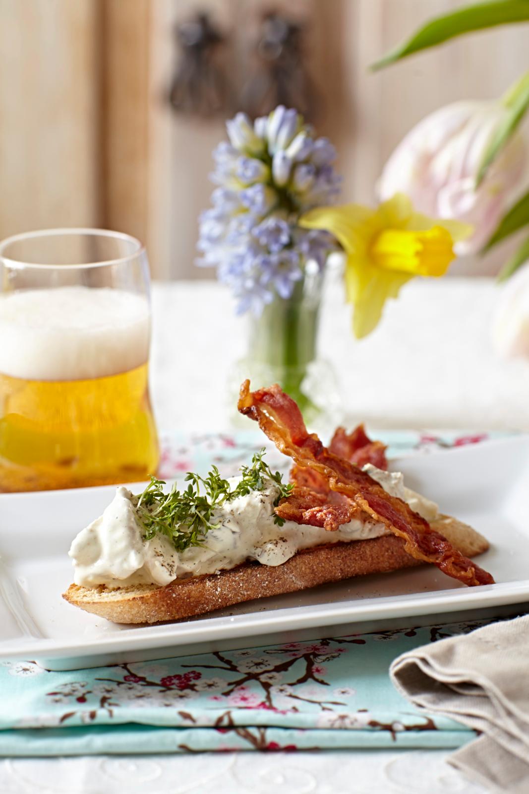 Blød hønsesalat med bacon på brød