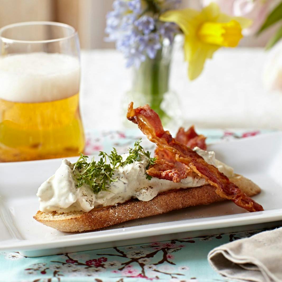 Blød hønsesalat med bacon på brød