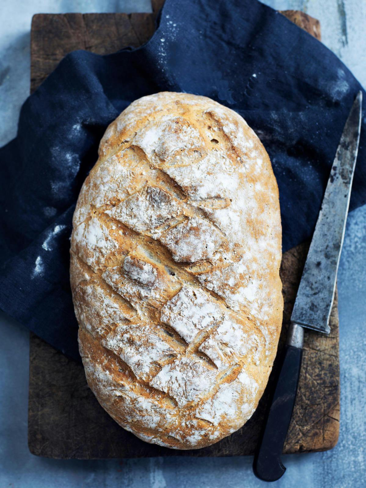 Nemt hverdagsbrød med havregryn på skærebræt.