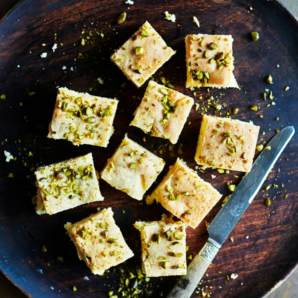 Nem, blød brownie med hvid chokolade på flot serveringsfad.