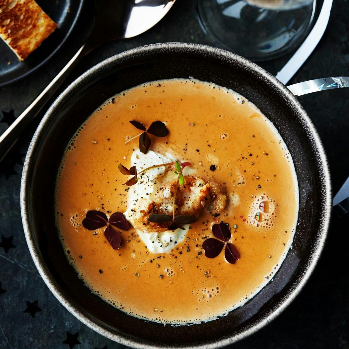 Jomfruhummerbisque med creme fraiche og rød skovsyre