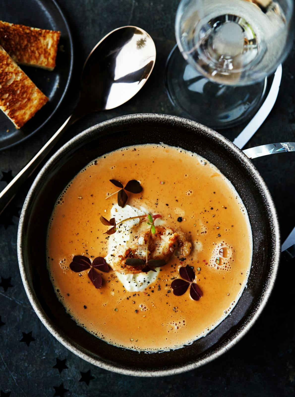 Jomfruhummerbisque med creme fraiche og rød skovsyre