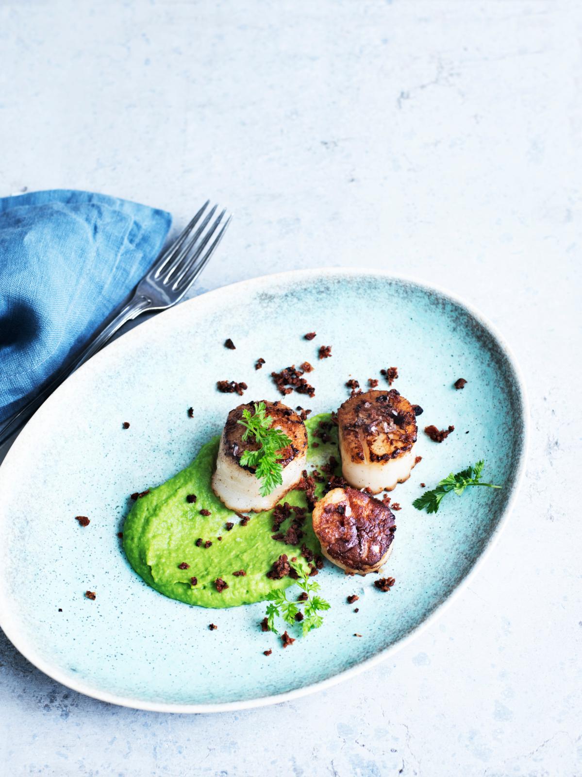 Kammuslinger med ærtepuré