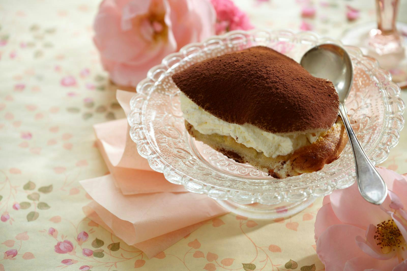 Klassisk kartoffelkage med flot låg af marcipan og kakao