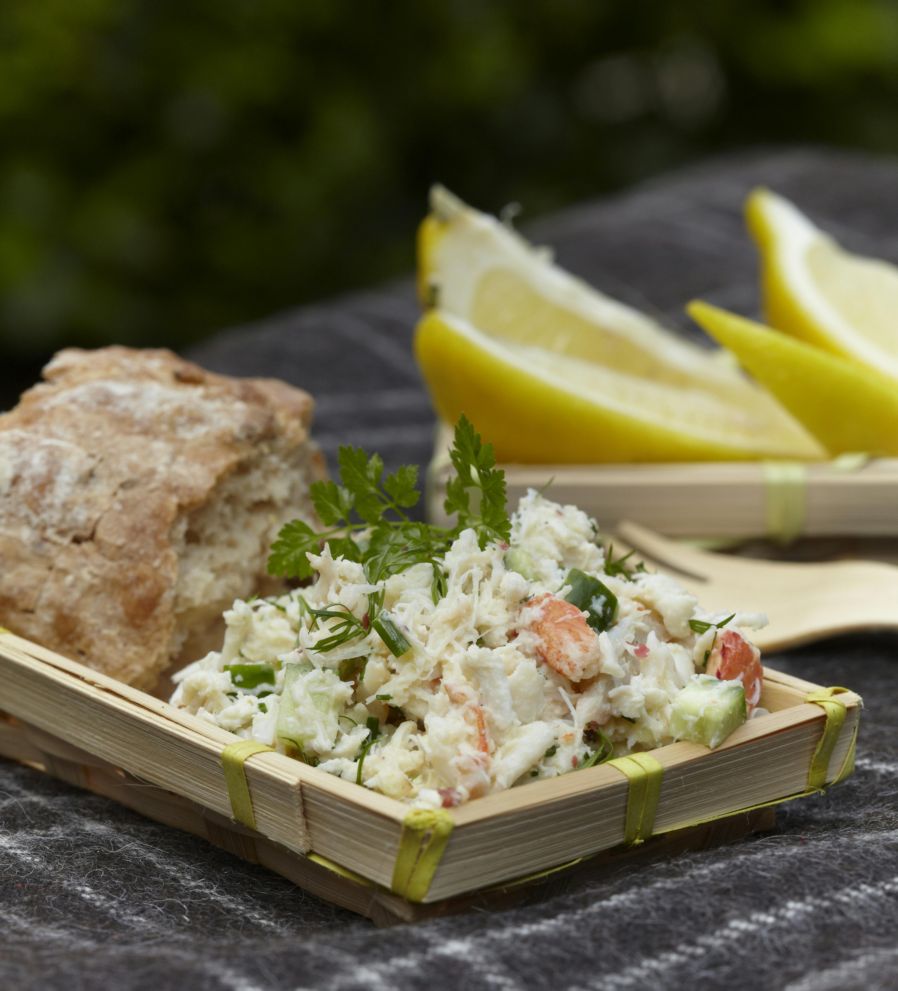 Hjemmelavede krabbesalat på en skive friskskåret rugbrød smager skønt.