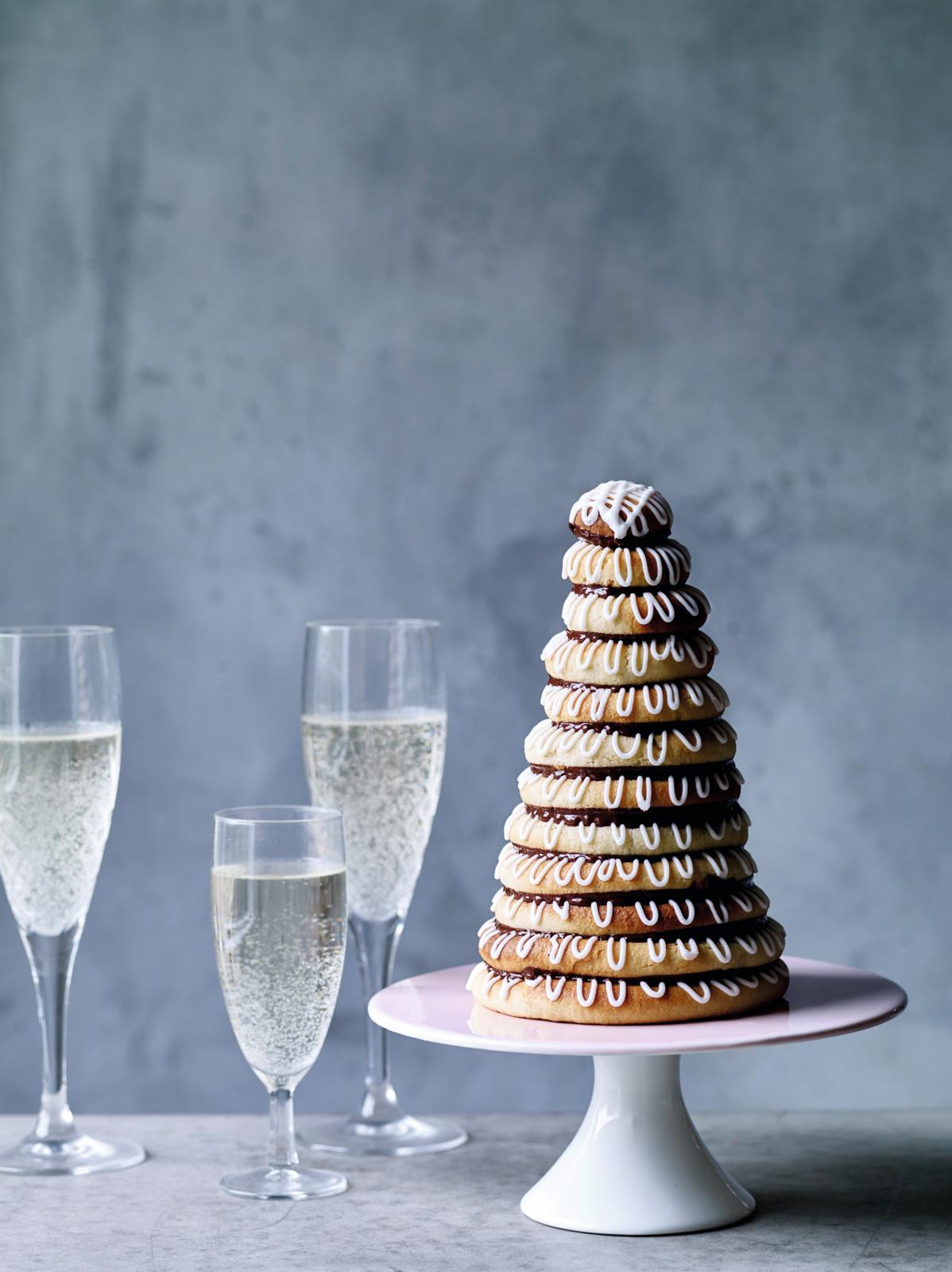 Klassisk kransekagetårn med glasur og chokolade mellem lagene