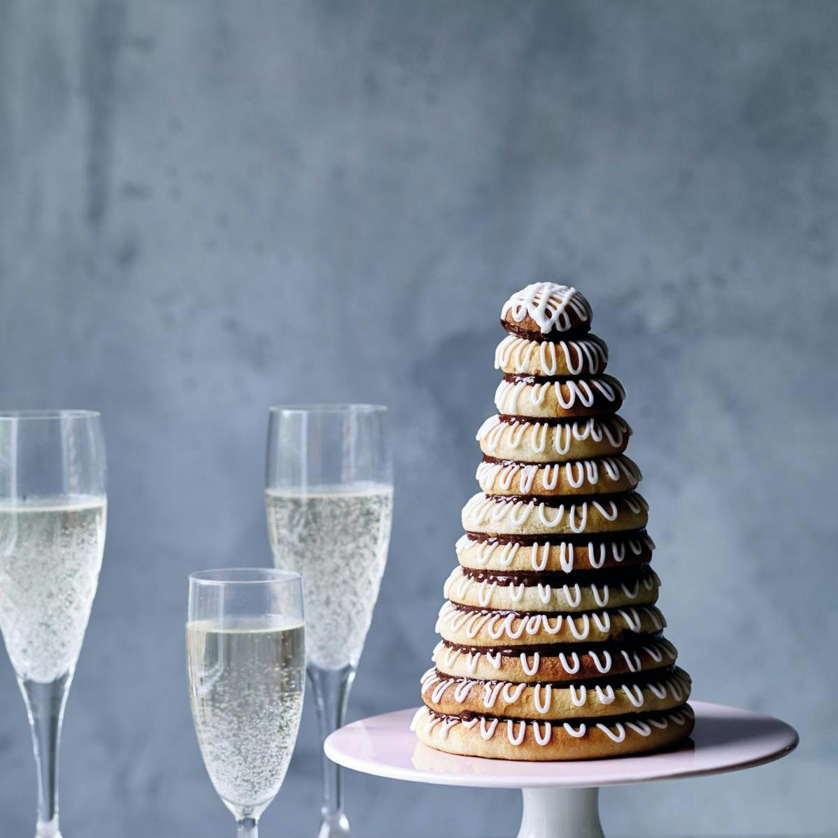 Klassisk kransekagetårn med glasur og chokolade mellem lagene