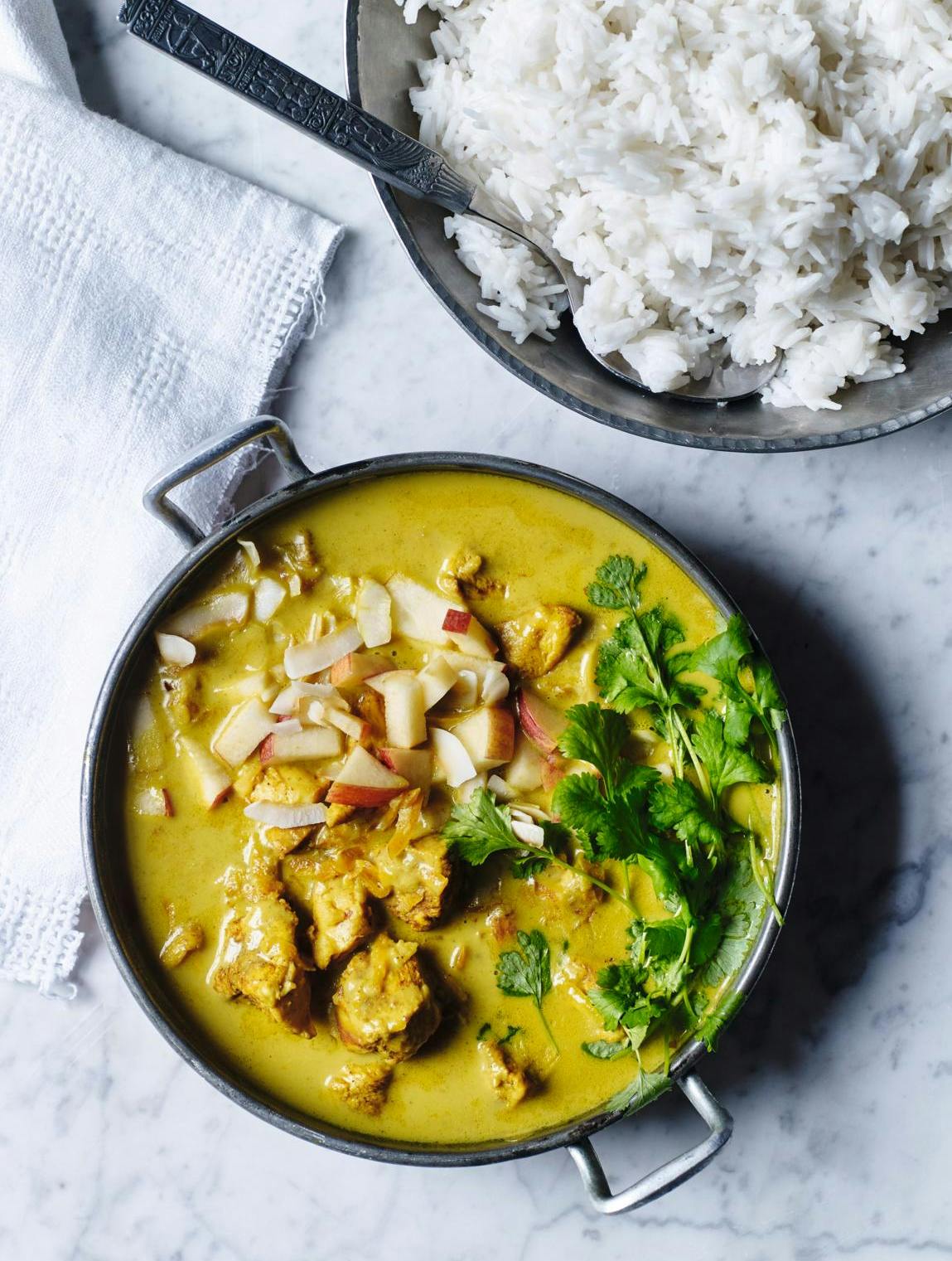 Ris med kylling i karry, friske æbler, kokosflager og koriander