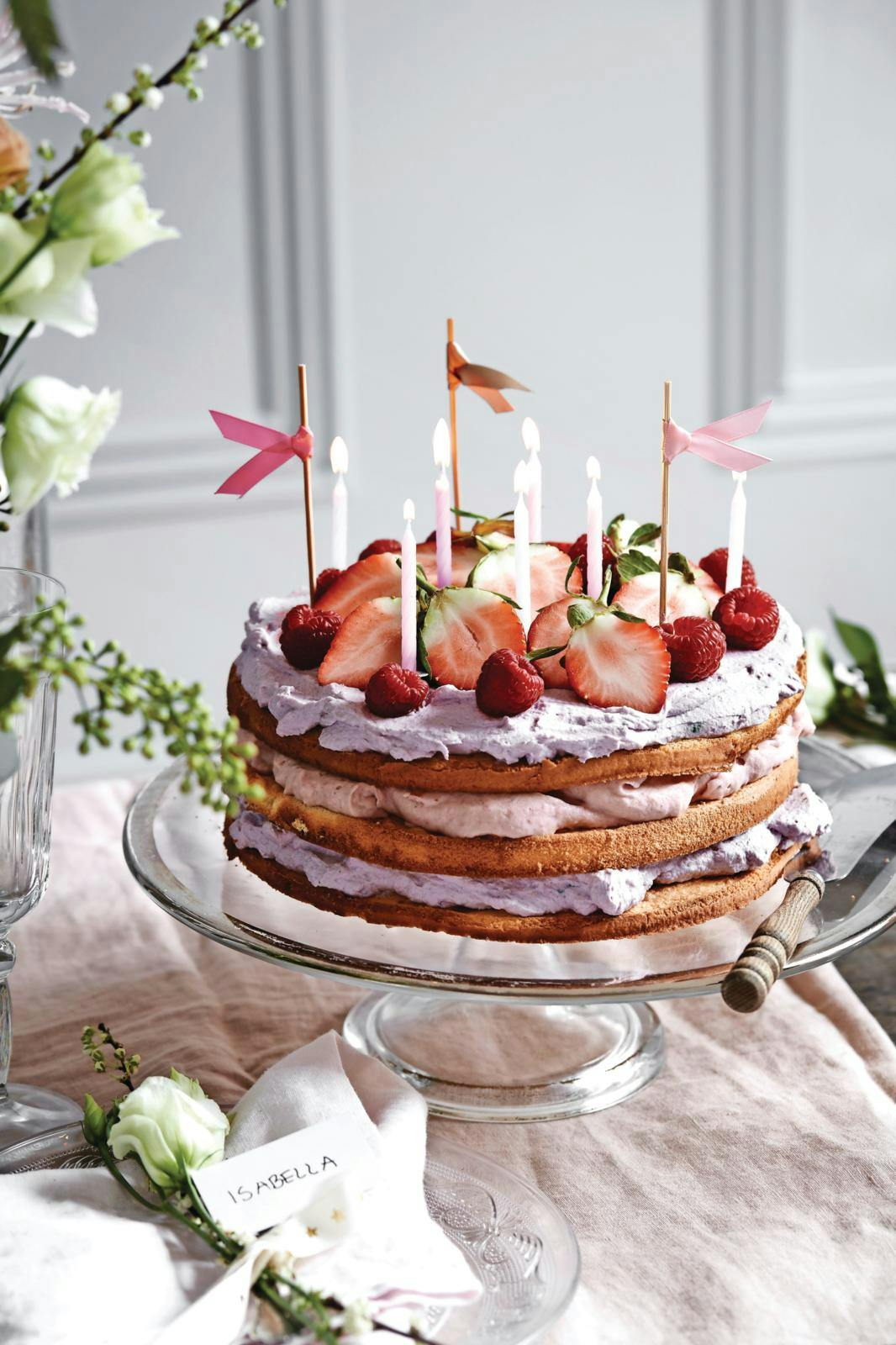 Festlig lagkage med flere lag, med jordbær og brombær-skum.