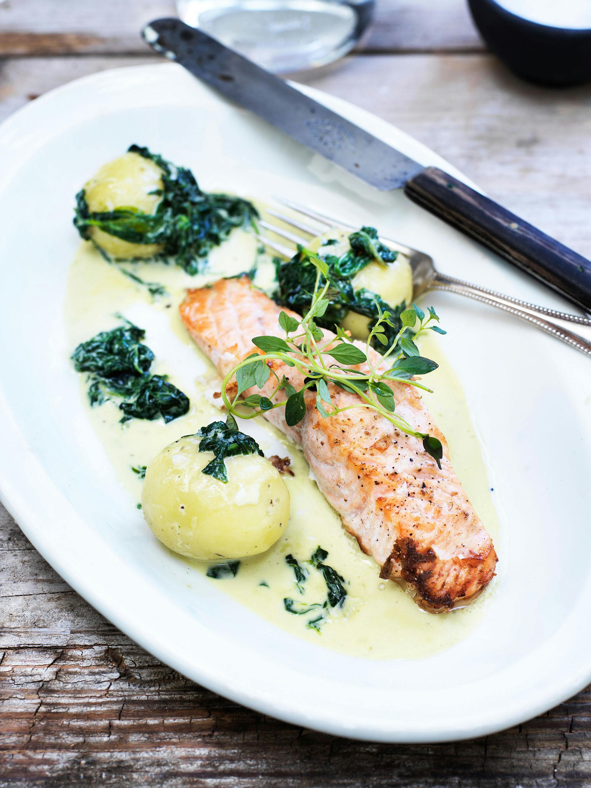 Her får du opskriften på laks med stuvet spinat og kogte kartofler
