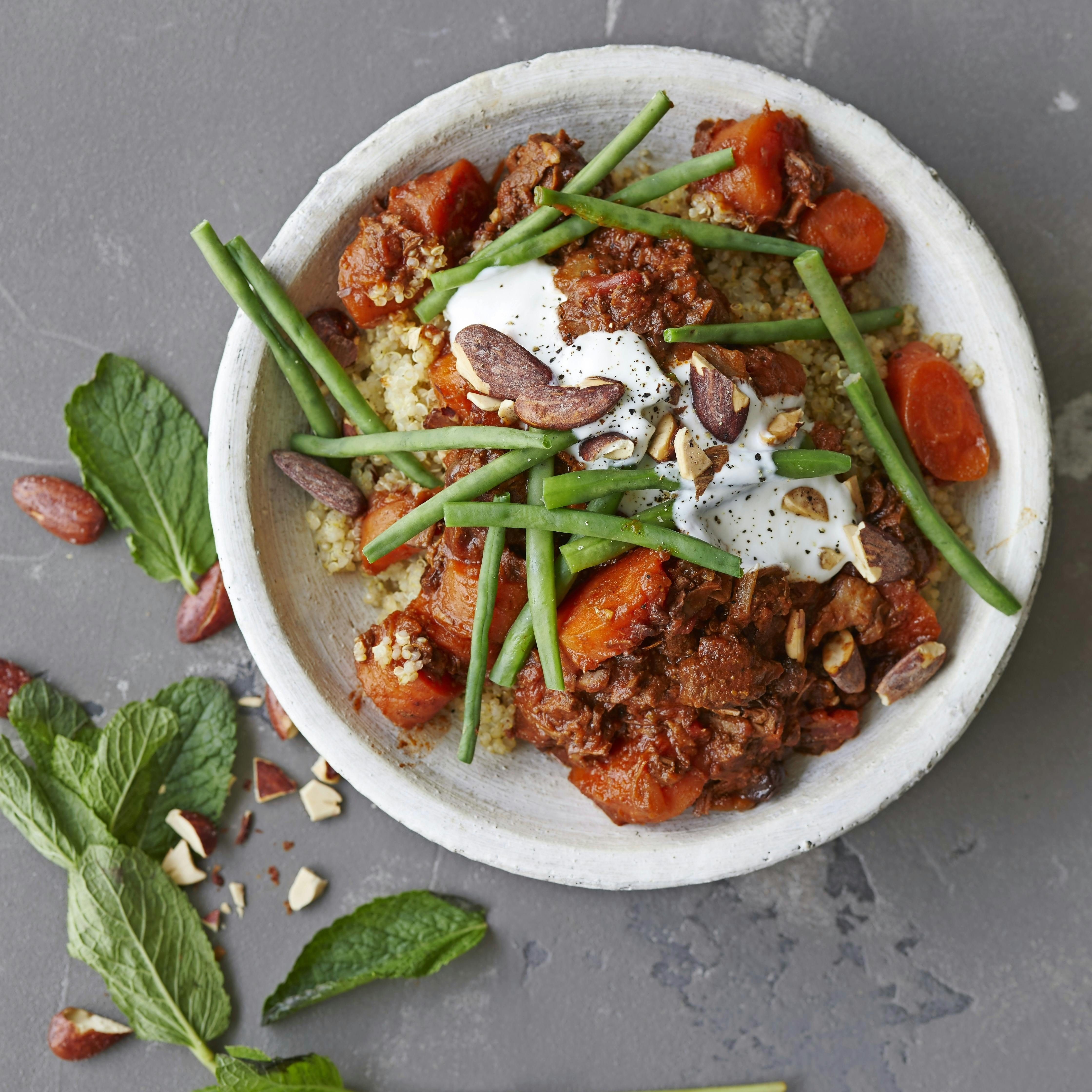 Denne lækre simreret er inspireret af det marokkanske køkken med masser af krydderier, som luner.