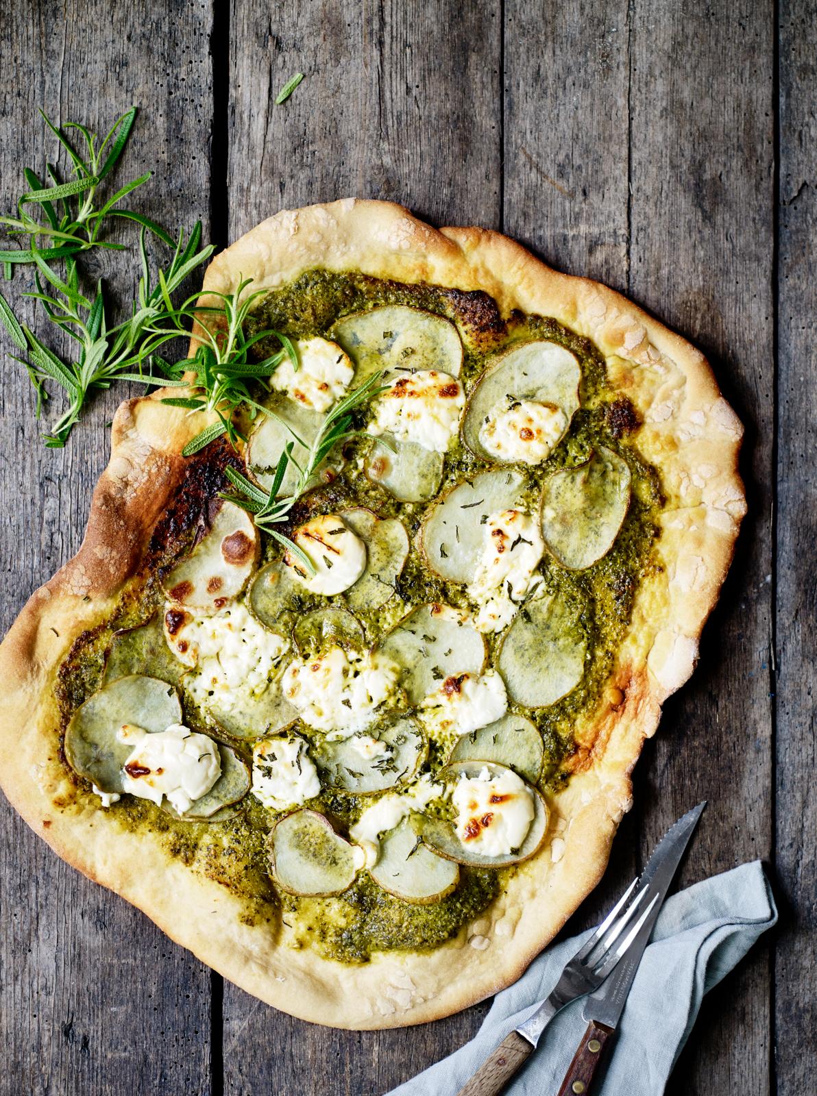 Hvid pizza med kartoffel, mascarpone, pesto