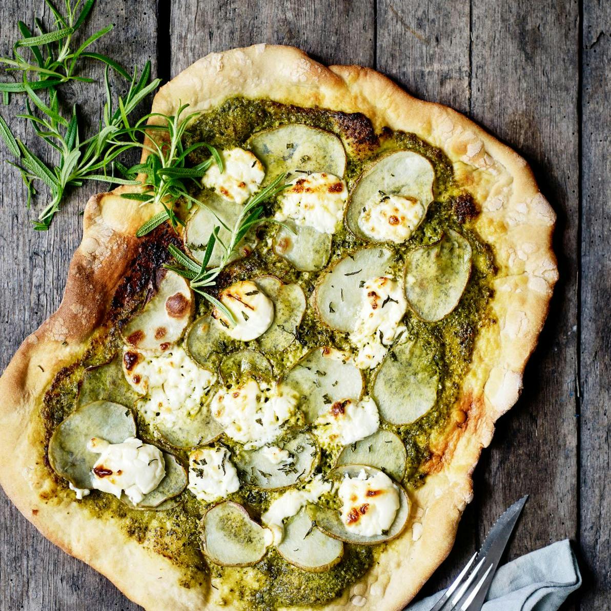 Hvid pizza med kartoffel, mascarpone, pesto