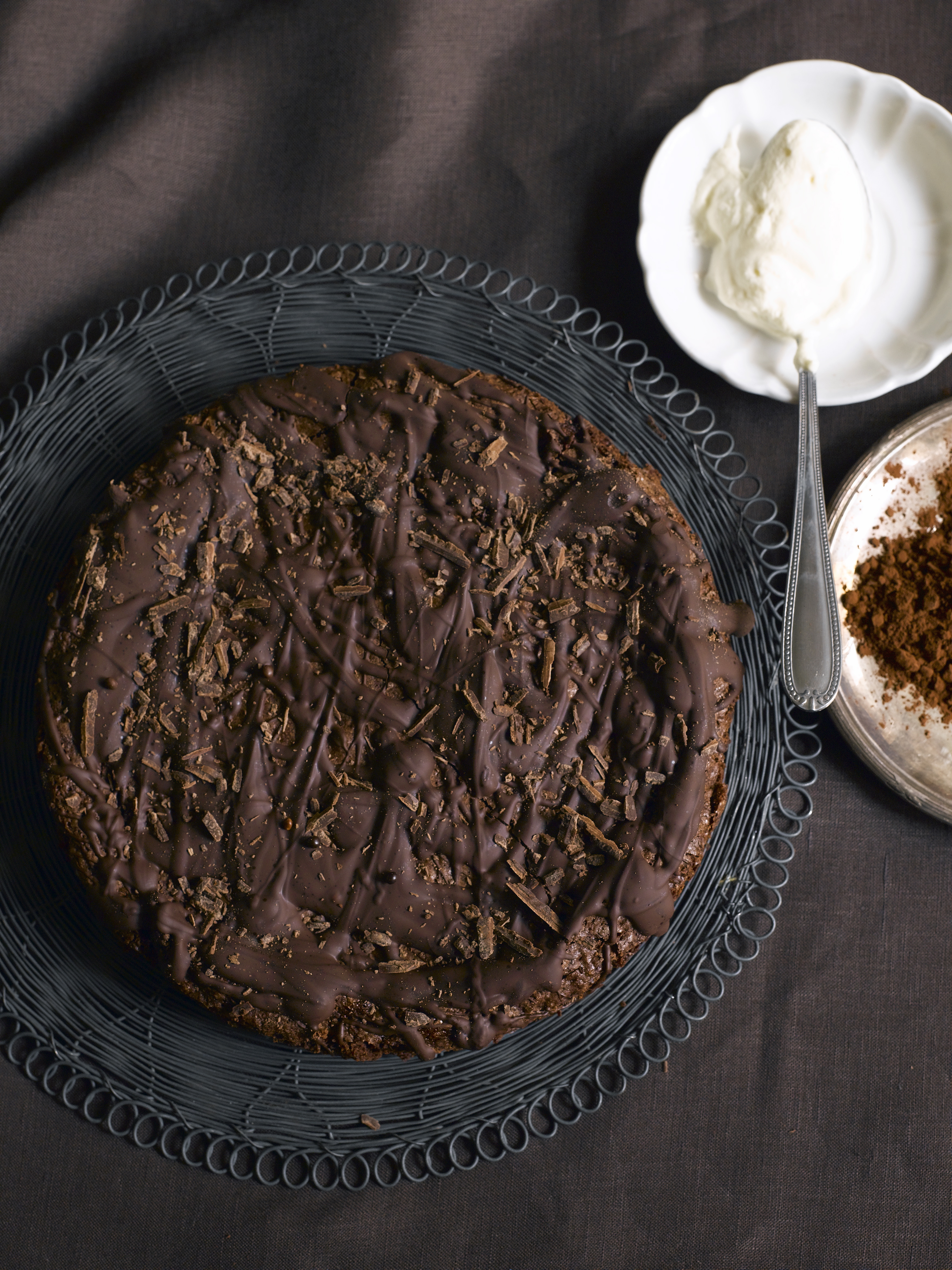 En blød og klistret sag, som er lynhurtig at røre sammen og overtrukket med chokolade - her har du opskriften på verdens nemmeste chokoladekage