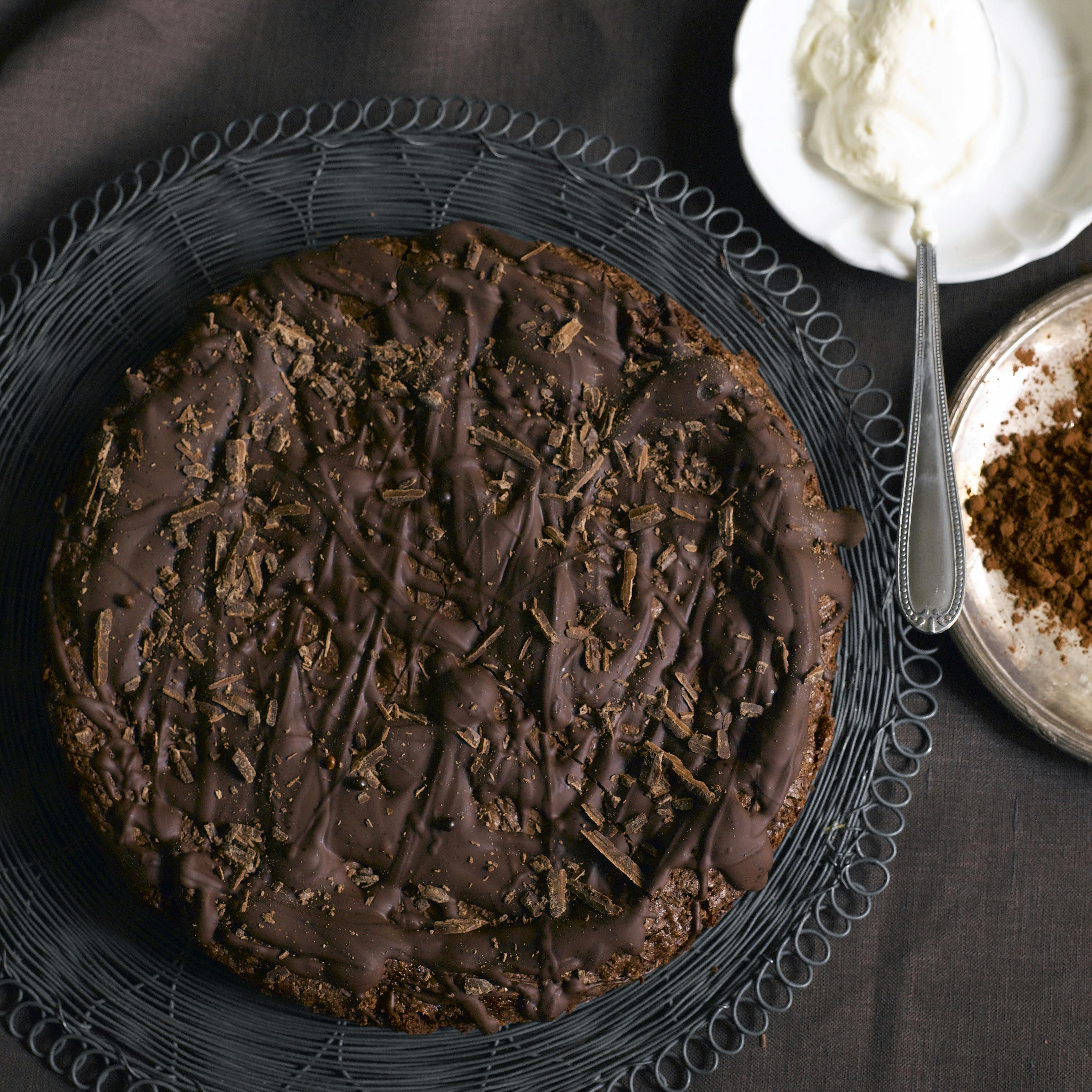 En blød og klistret sag, som er lynhurtig at røre sammen og overtrukket med chokolade - her har du opskriften på verdens nemmeste chokoladekage