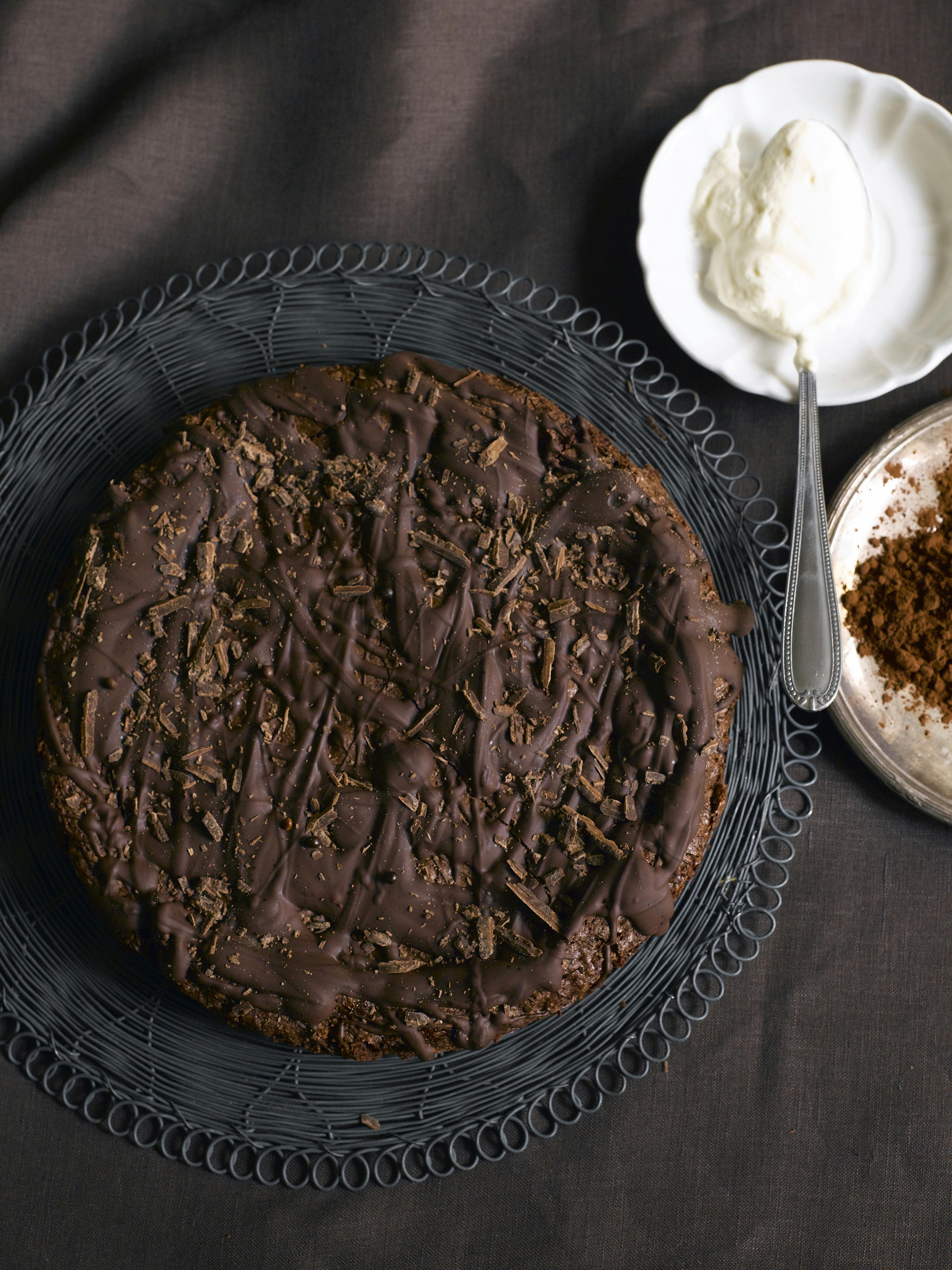 En blød og klistret sag, som er lynhurtig at røre sammen og overtrukket med chokolade - her har du opskriften på verdens nemmeste chokoladekage