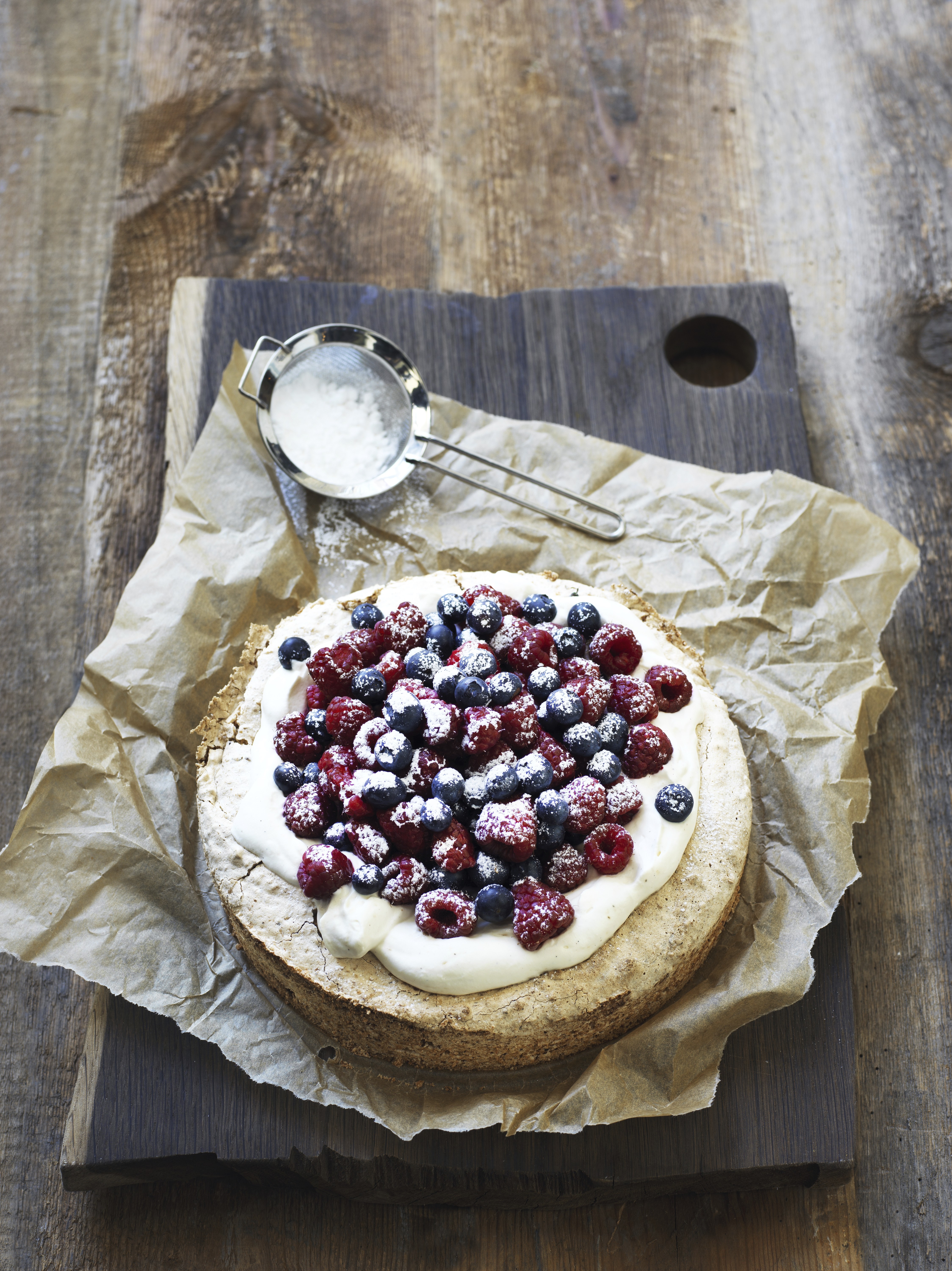 Nøddebund med yoghurtcreme og friske bær