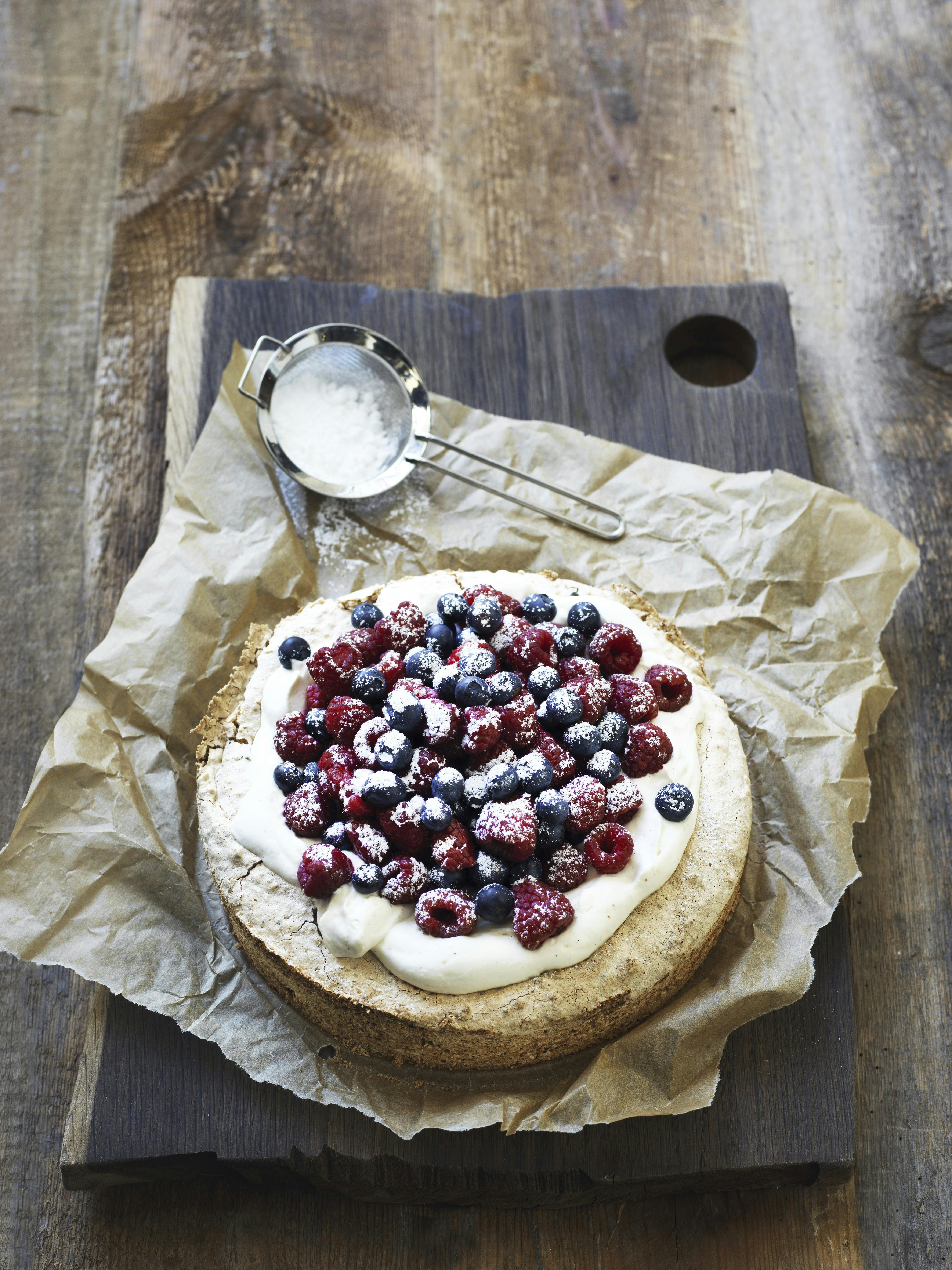 Nøddebund med yoghurtcreme og friske bær