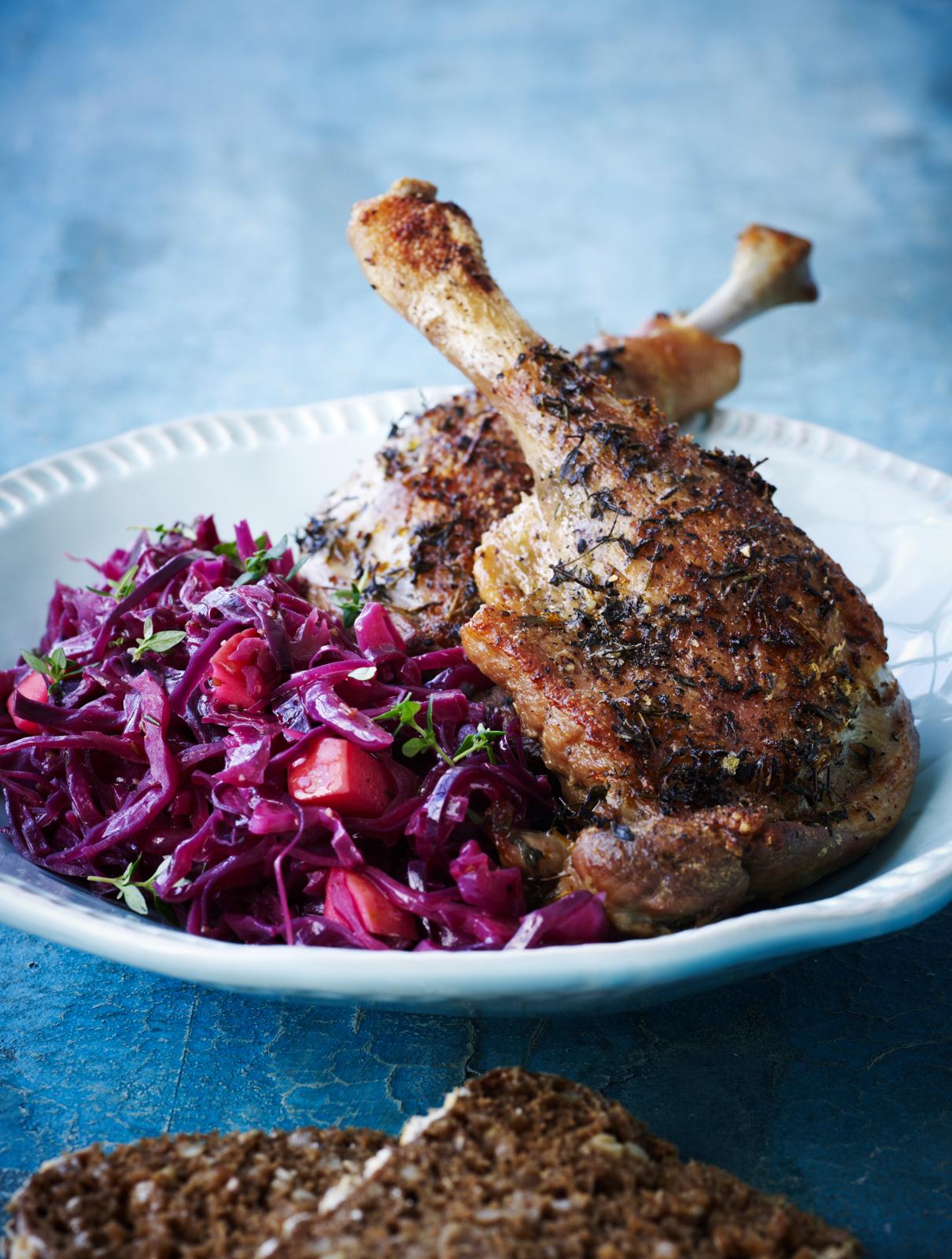 Ovnstegte andelår med sauteret rødkål på fornemt porcelæn