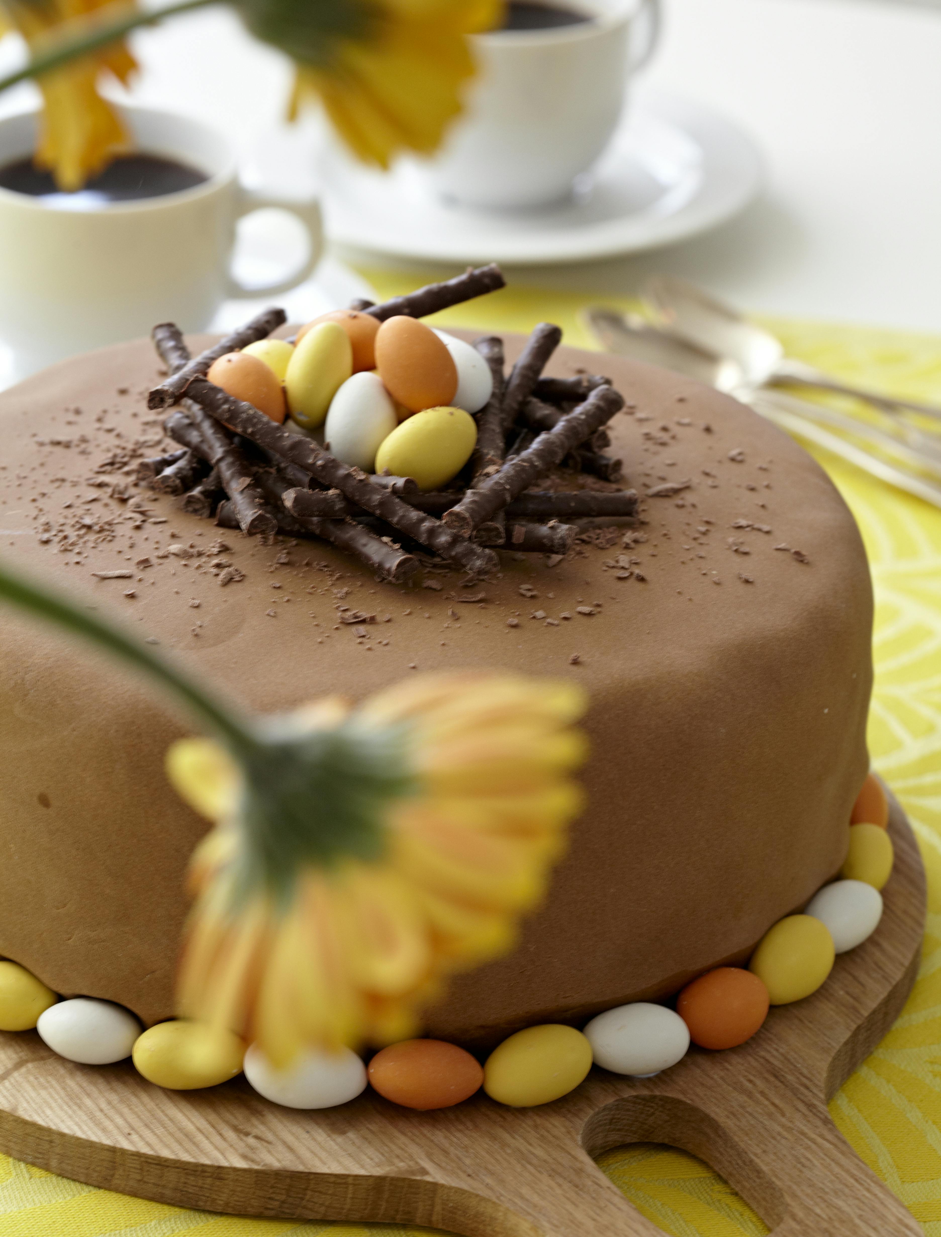 enne påskekage er helt i påskens ånd med orangesmørcreme pyntet med små påskeæg.