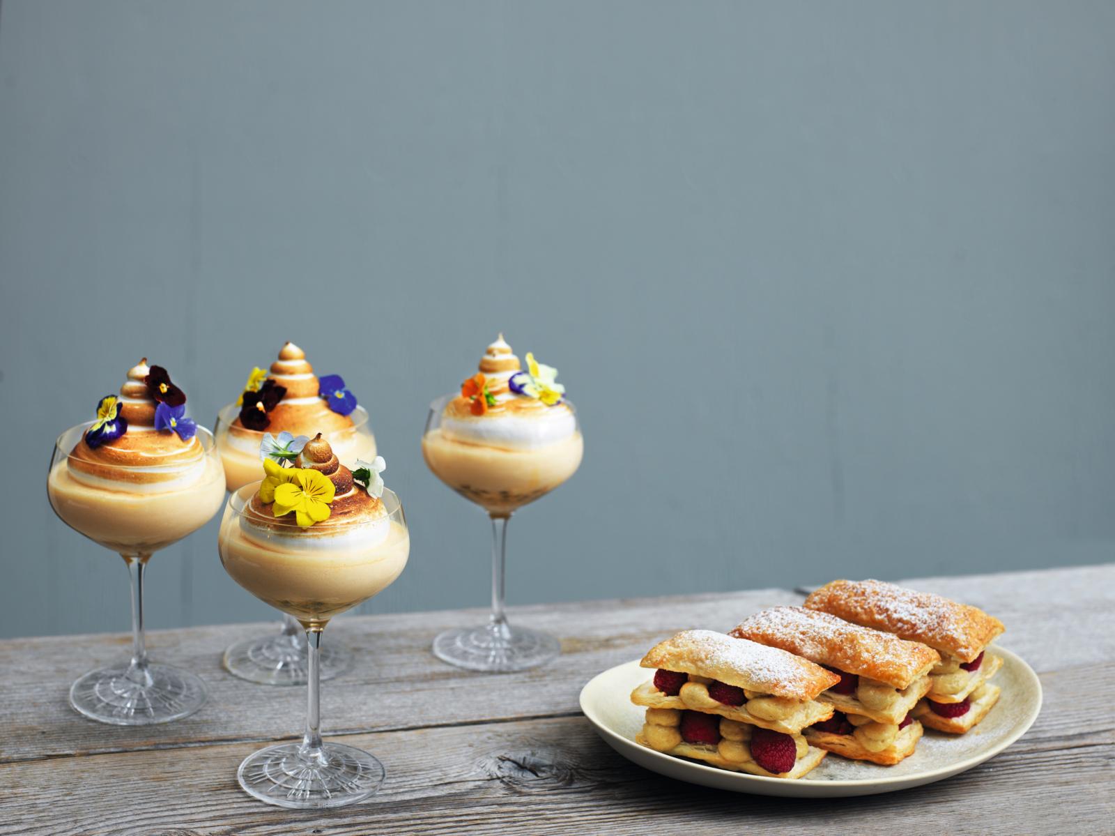 Fire glas med passionsmousse - med orangebrændte marengstoppe