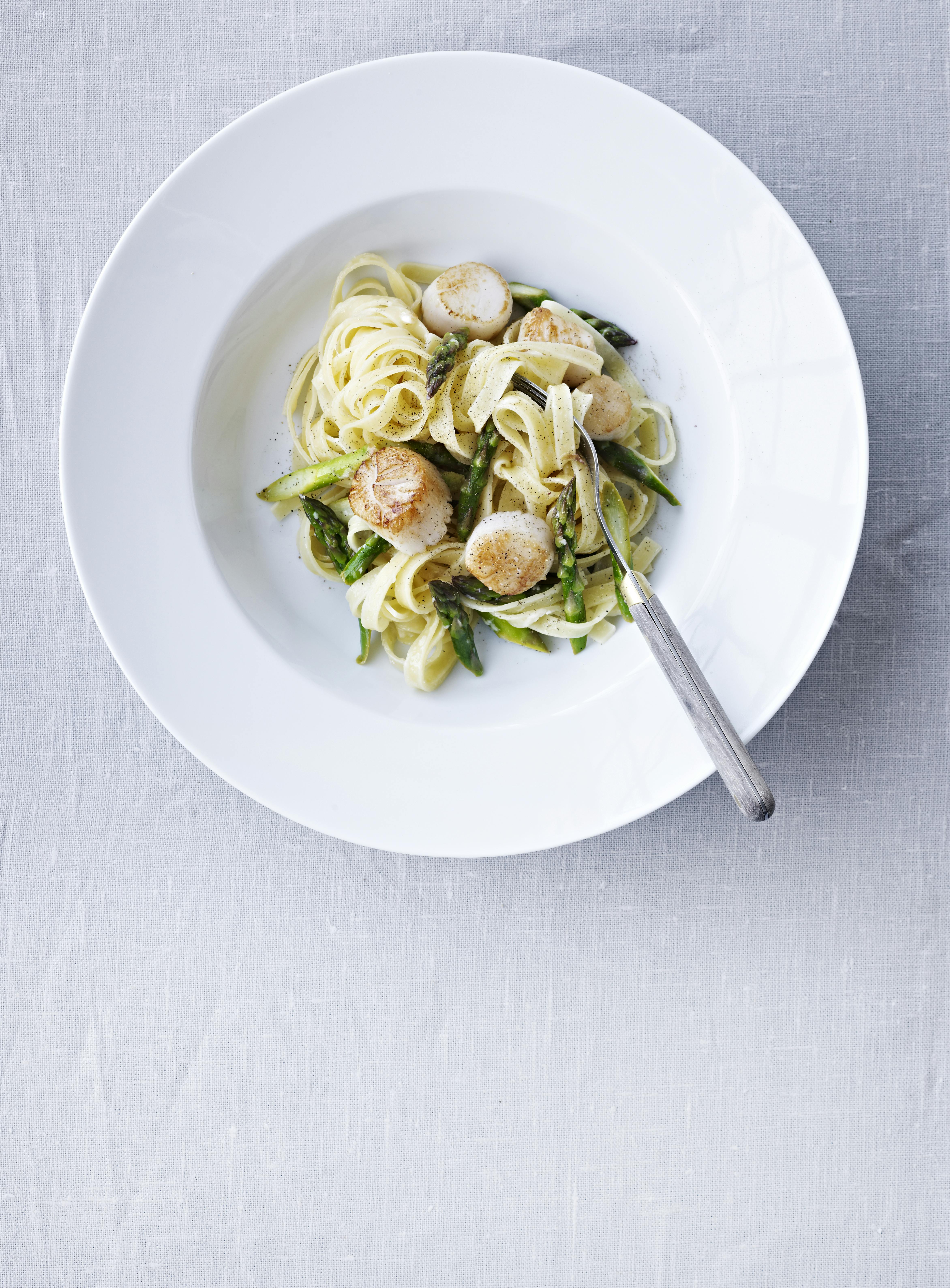 Pasta med kammuslinger og asparges