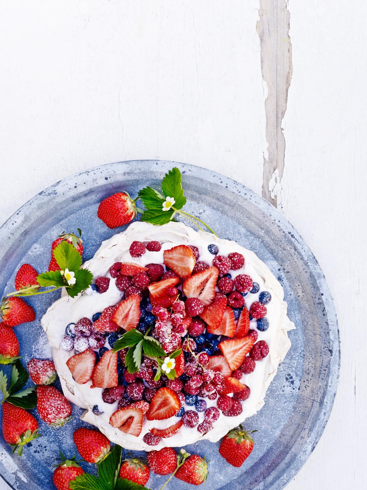 Pavlova med marengs, creme, marcipan, blåbær, hindbær, jordbær og andre sommerbær