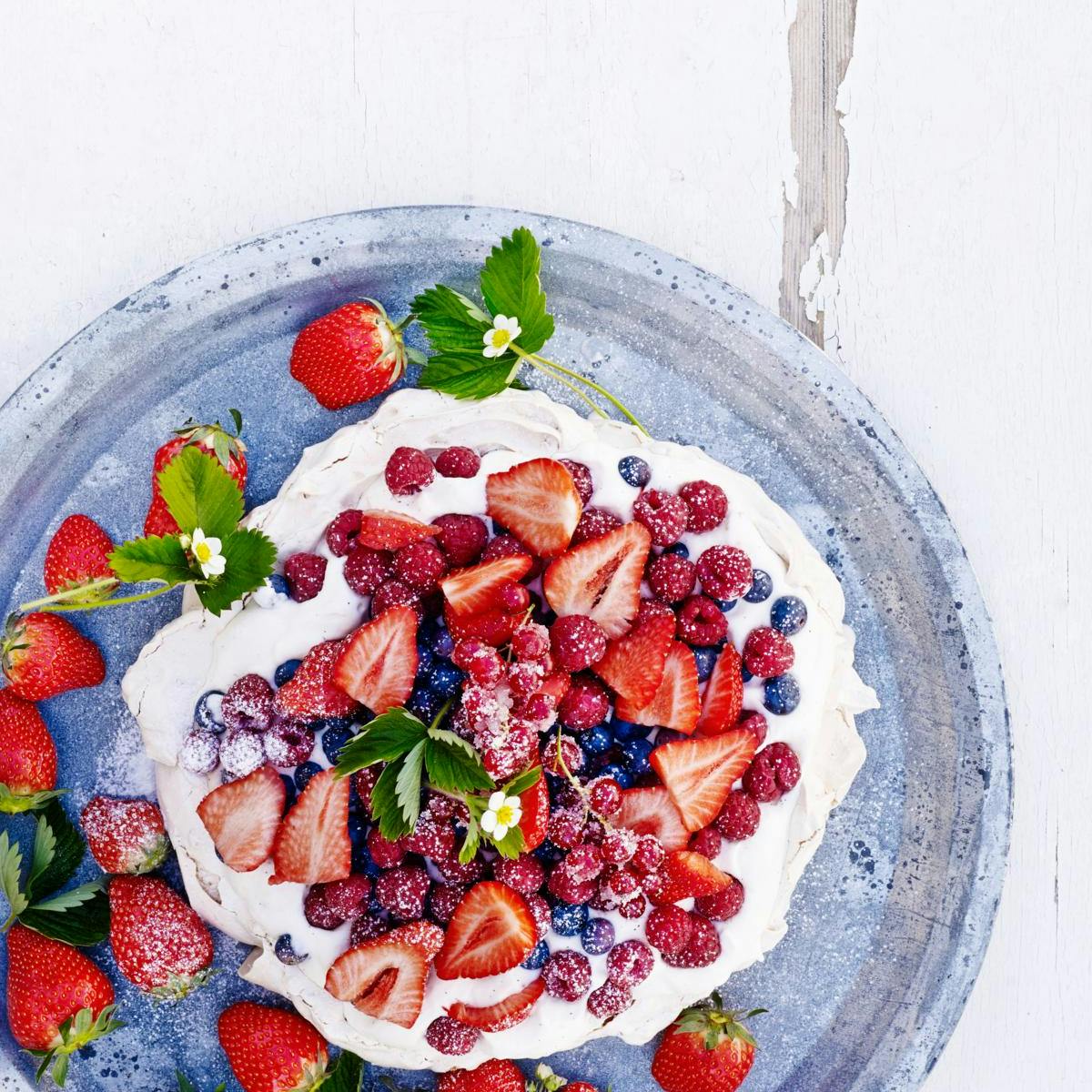 Pavlova med marengs, creme, marcipan, blåbær, hindbær, jordbær og andre sommerbær