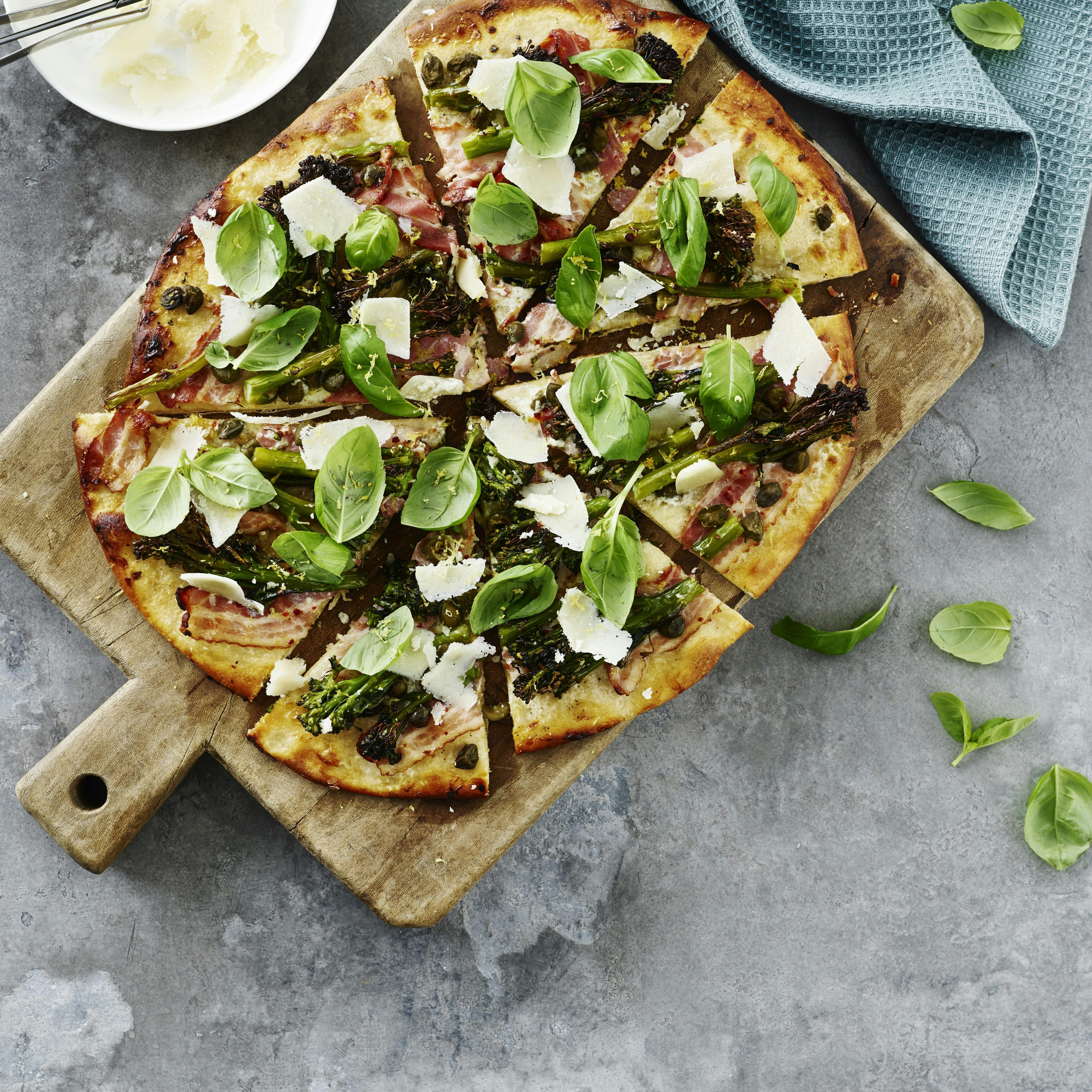 Pizza med bacon, chili og aspargesbroccoli