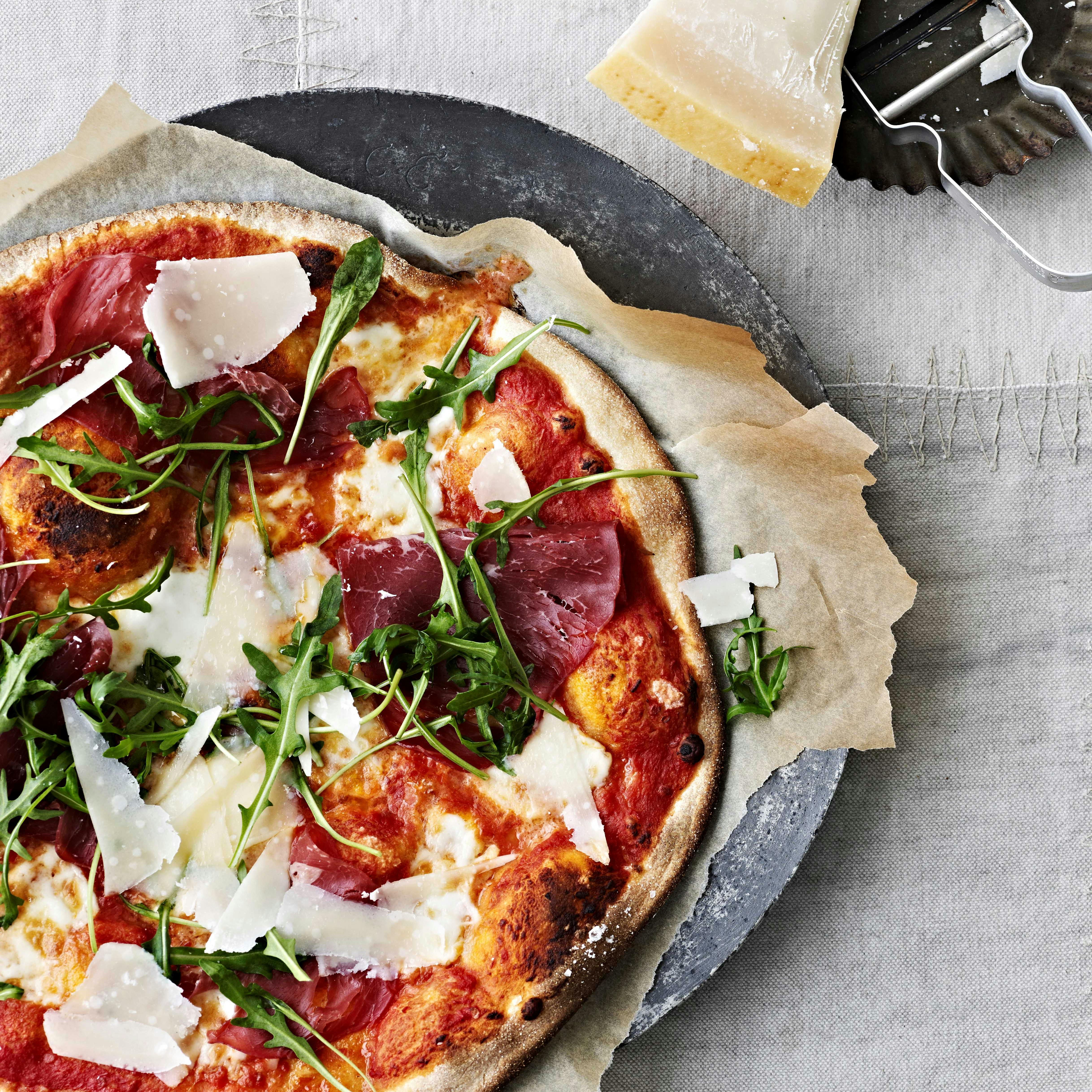 Pizza med bresaola og parmesan