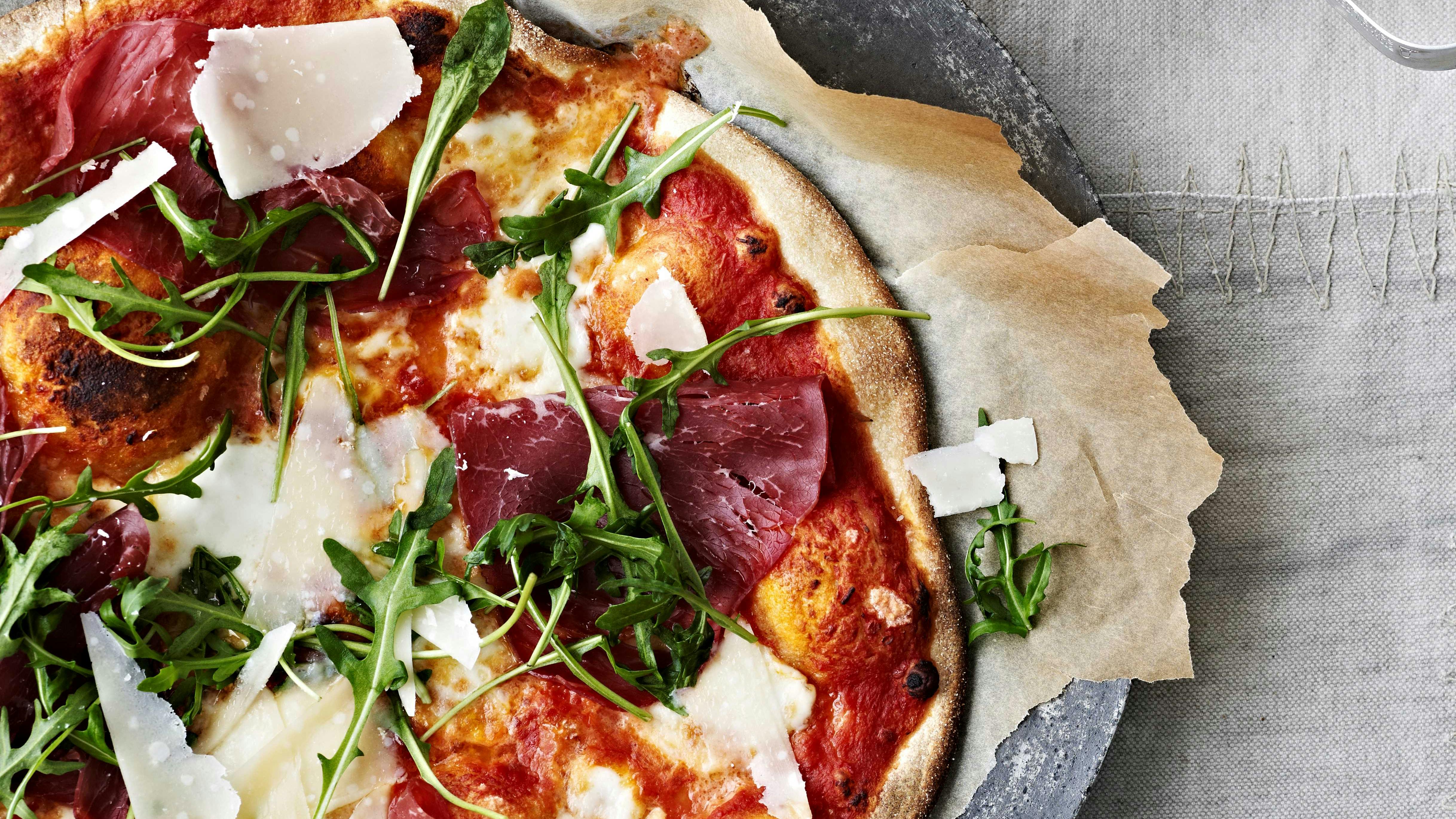 Pizza med bresaola og parmesan