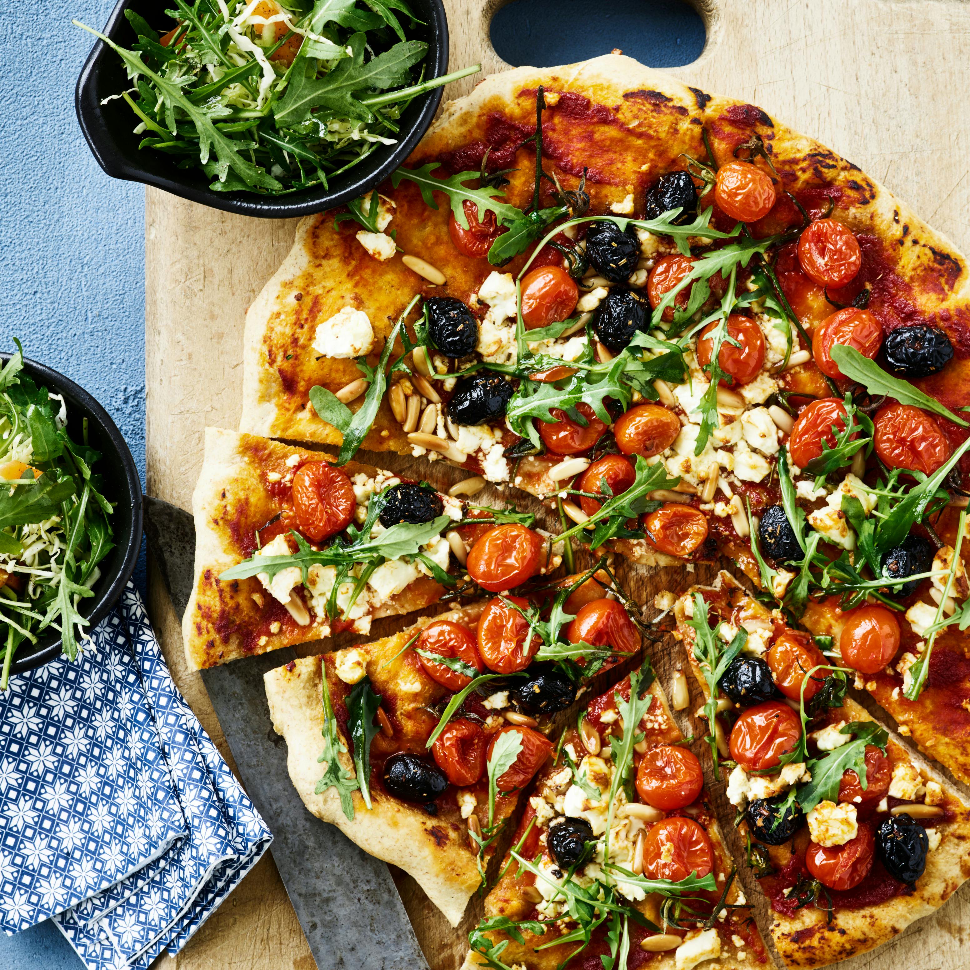 Pizza med feta og hele tomater