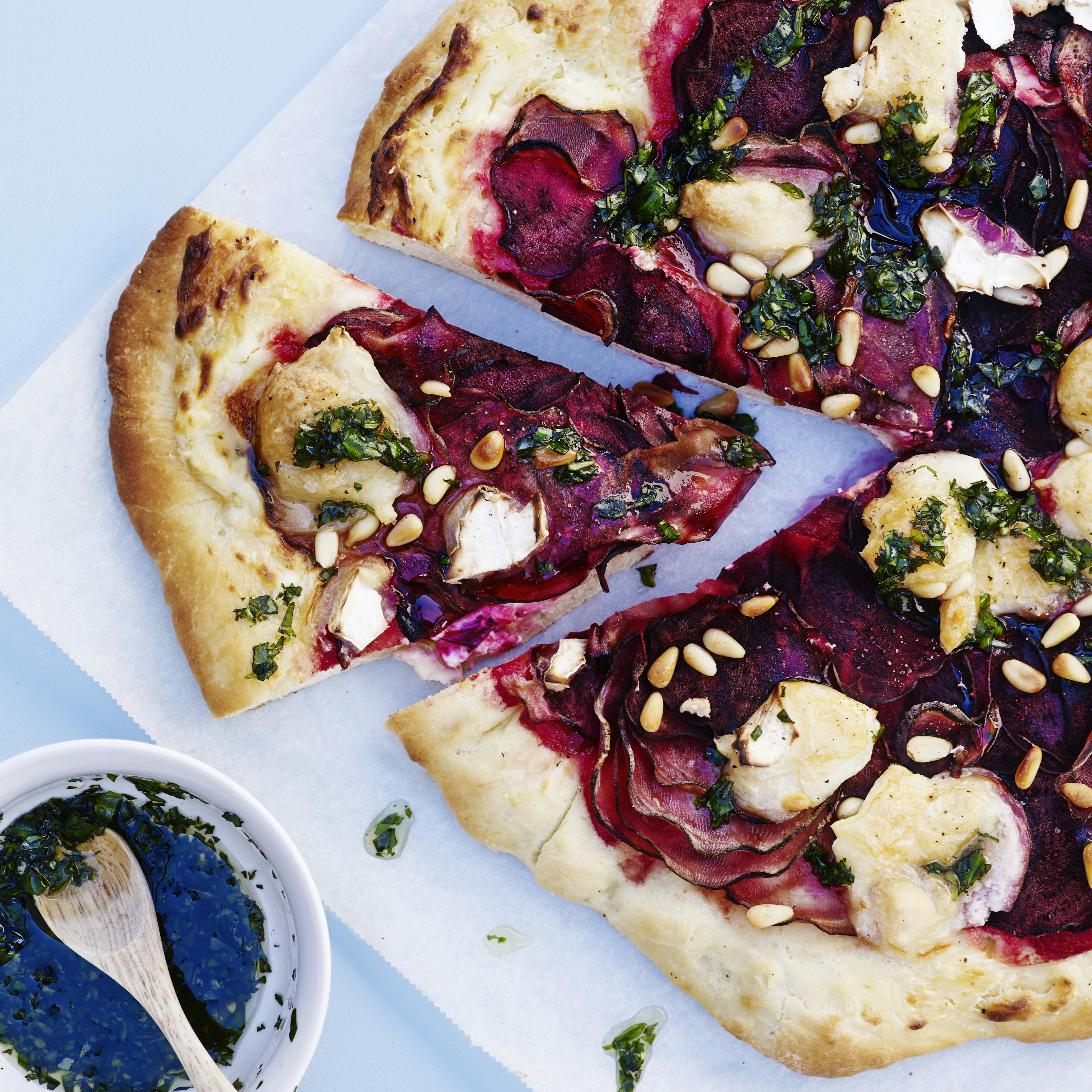 Pizza med gedeost, rødbede og basilikumolie