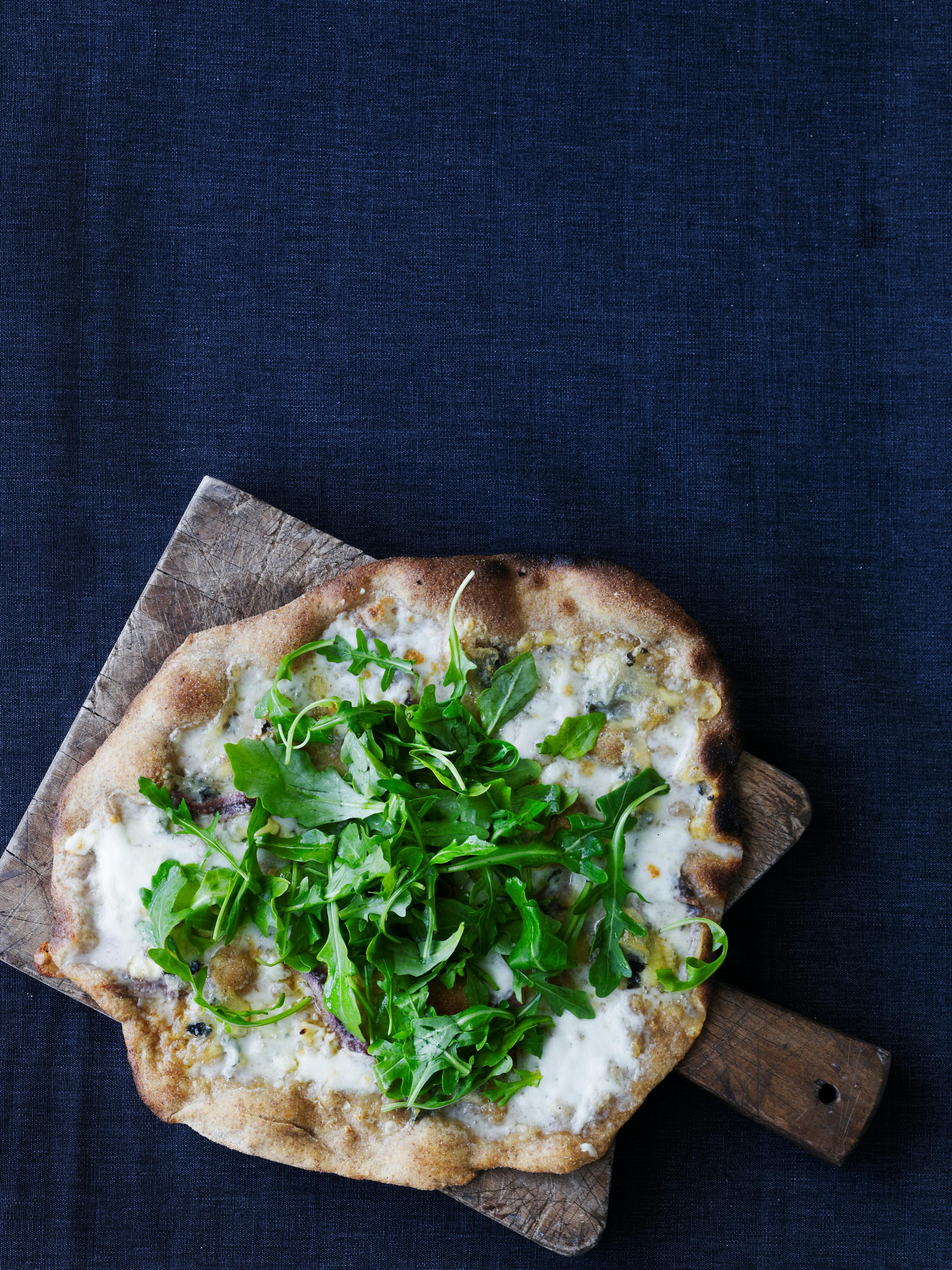 Pizza med gorgonzola og ansjoser