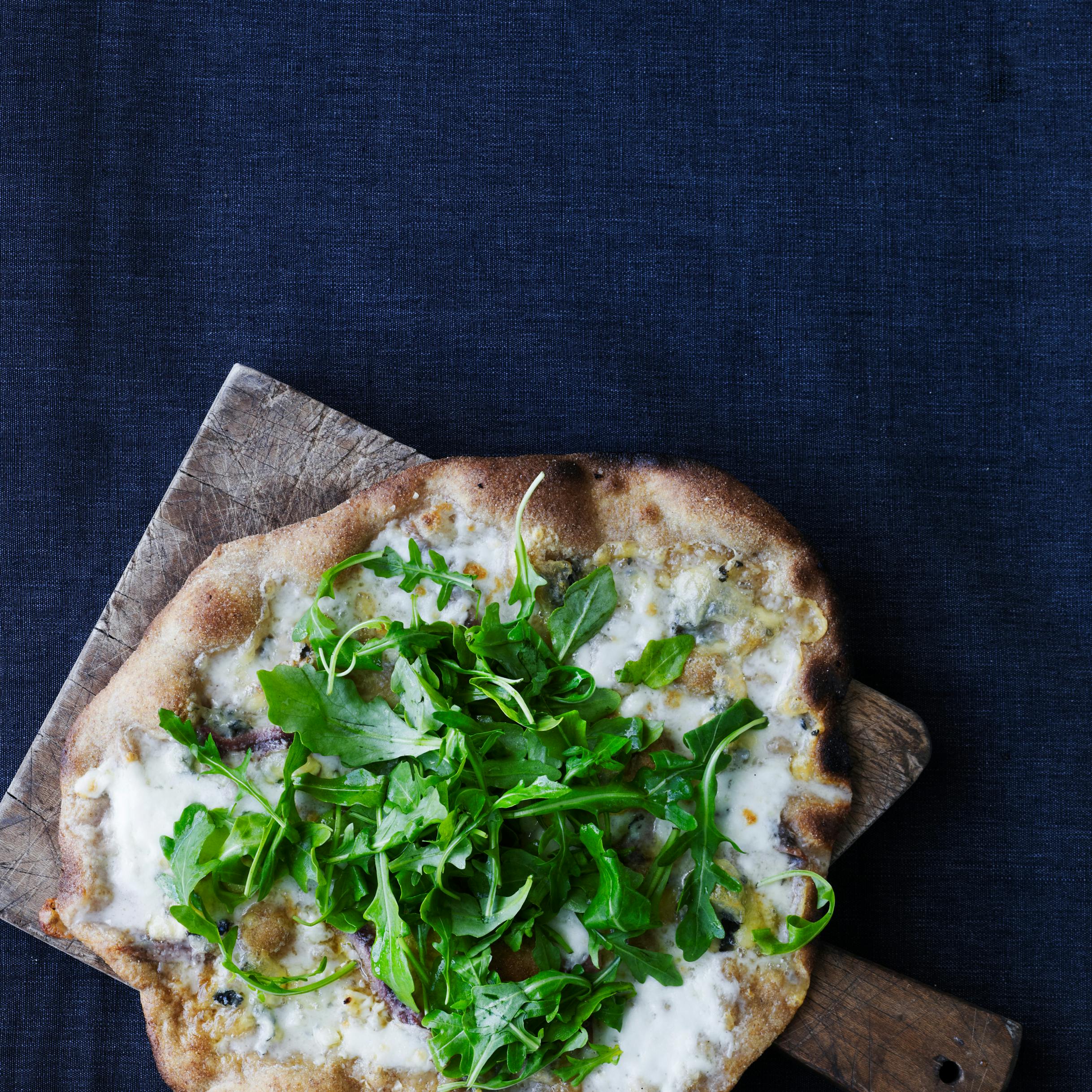 Pizza med gorgonzola og ansjoser
