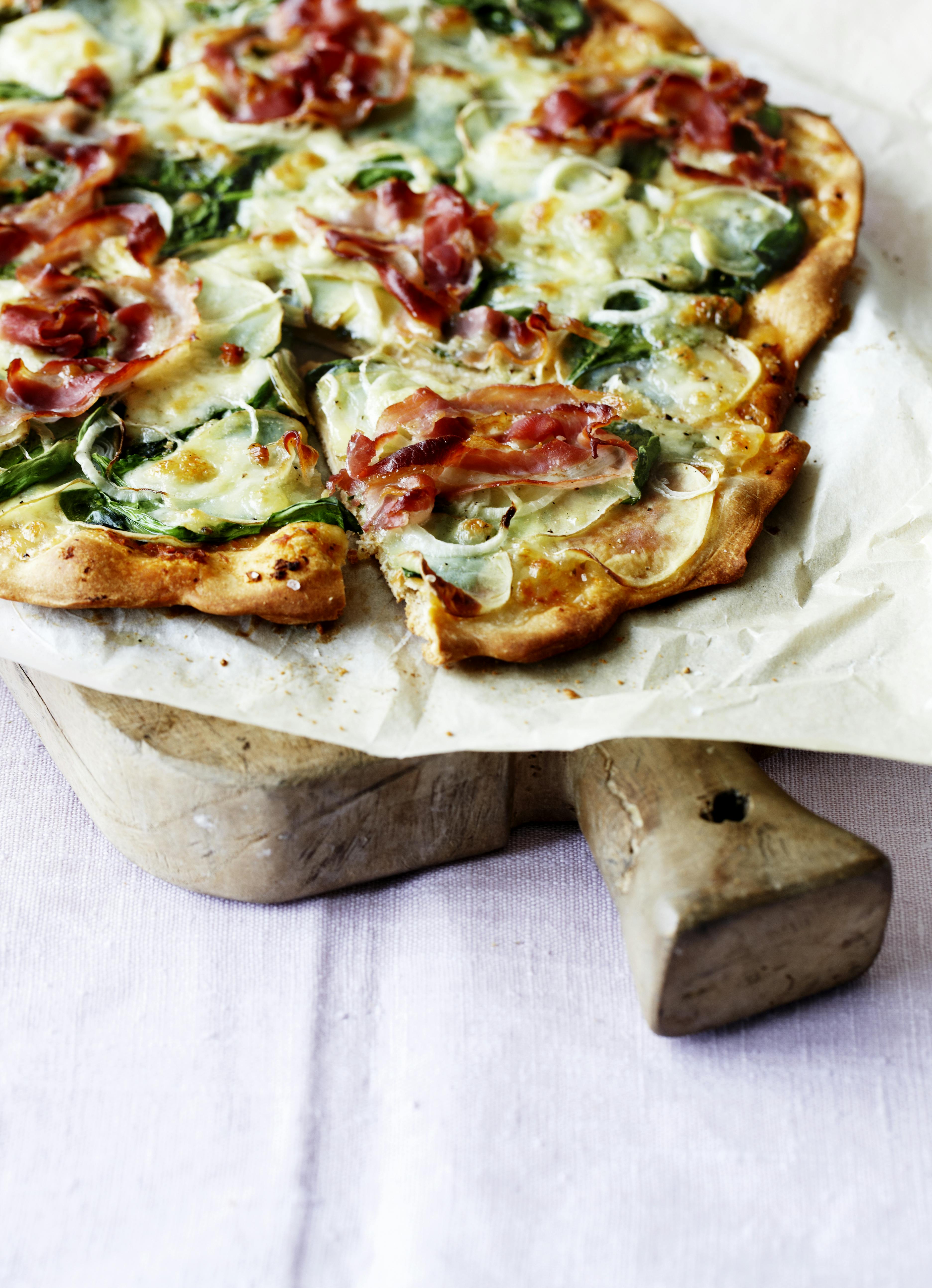 Kartoffelpizza med spinat og pancetta