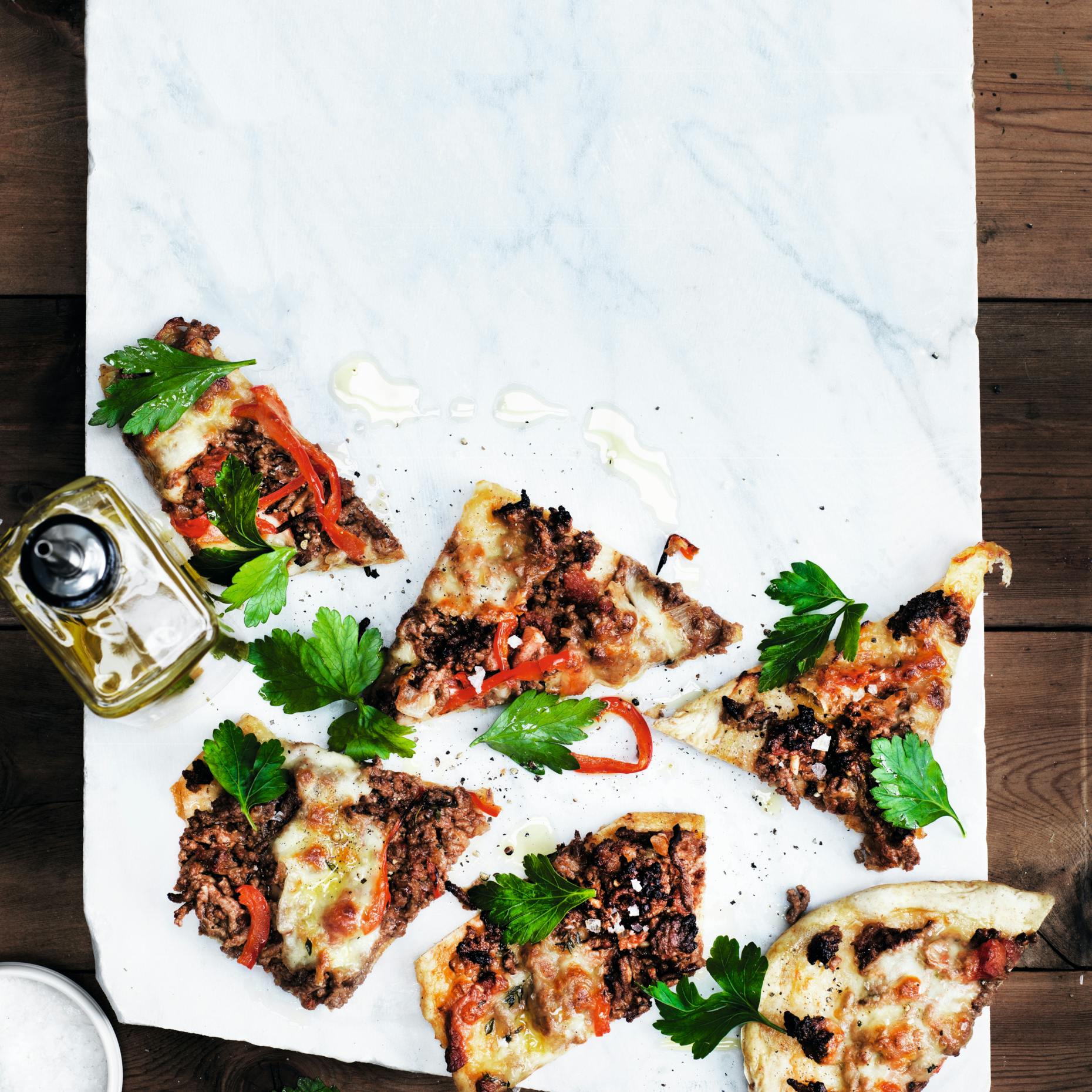 Pizza med kødsauce, peberfrugter og chili