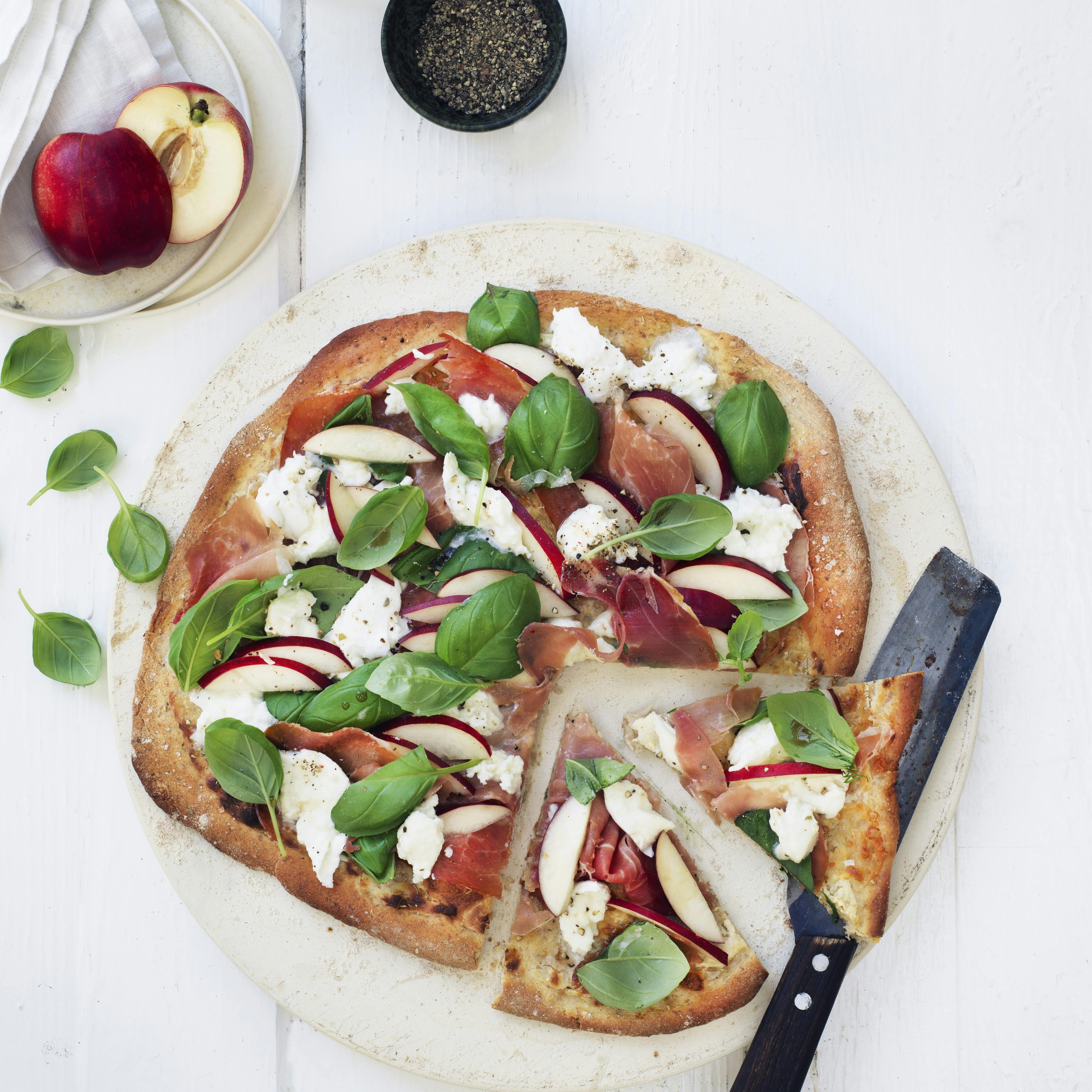 Pizza med serranoskinke, nektariner og frisk mozzarella