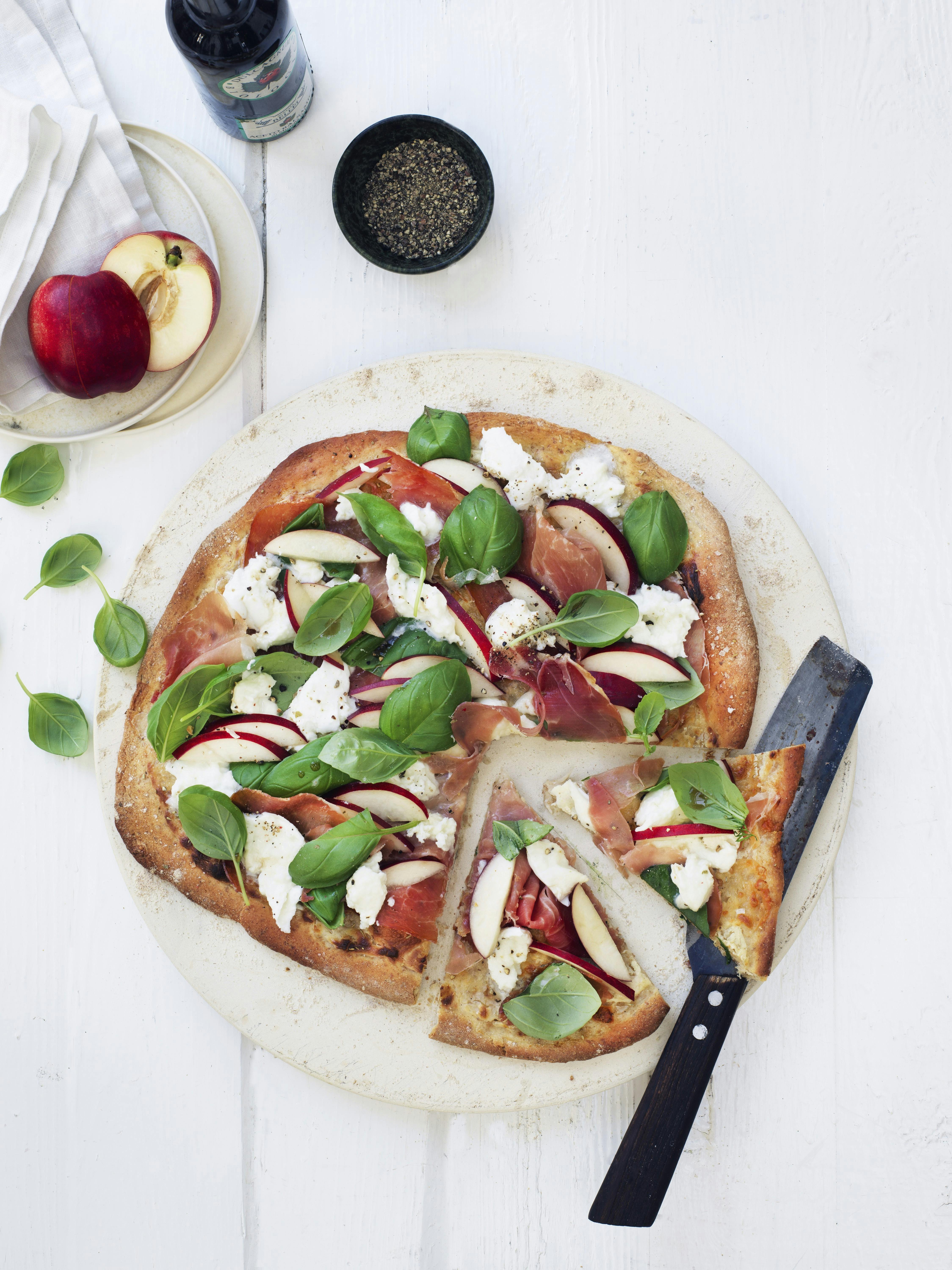 Pizza med serranoskinke, nektariner og frisk mozzarella