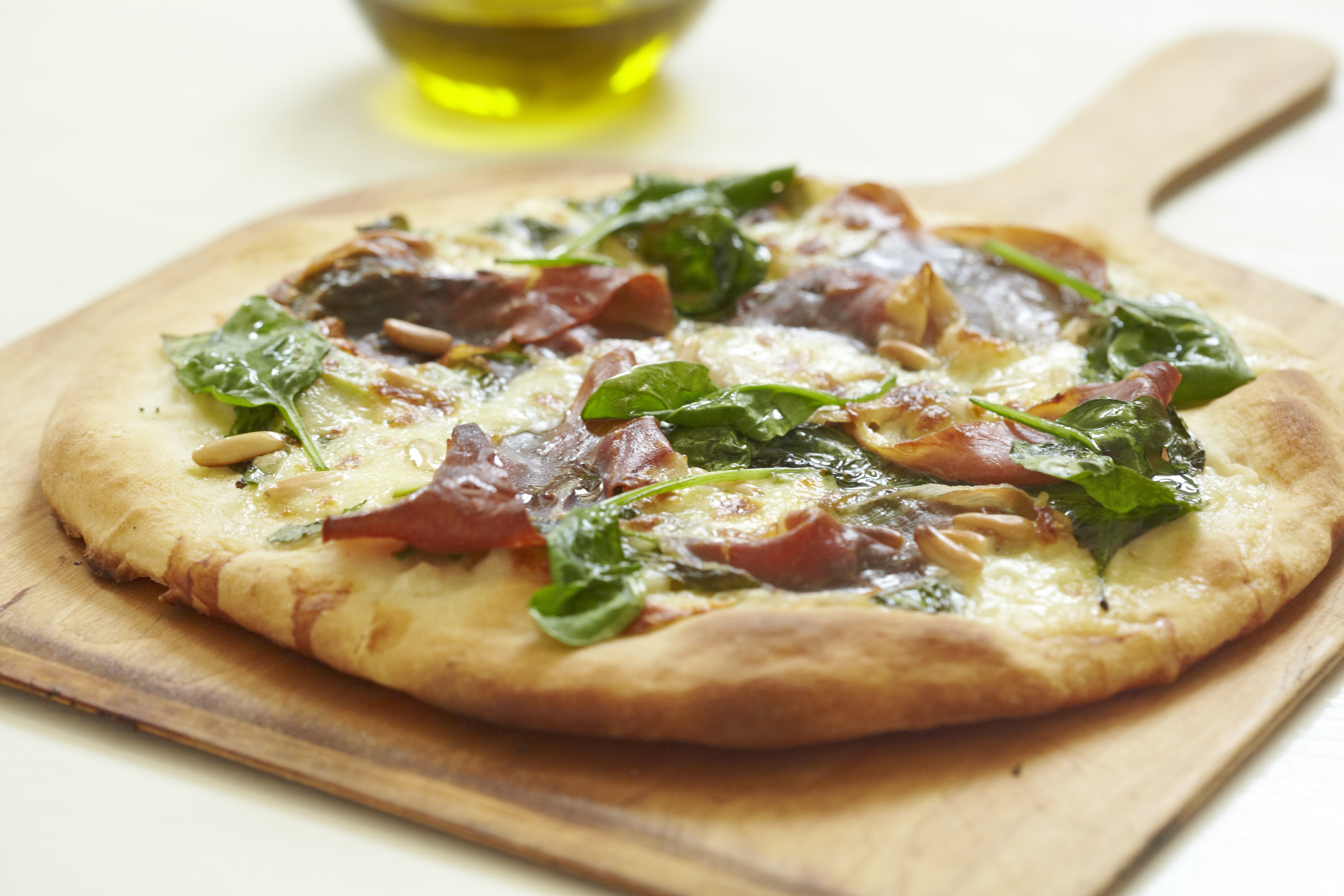 Pizza med spinat og parmaskinke