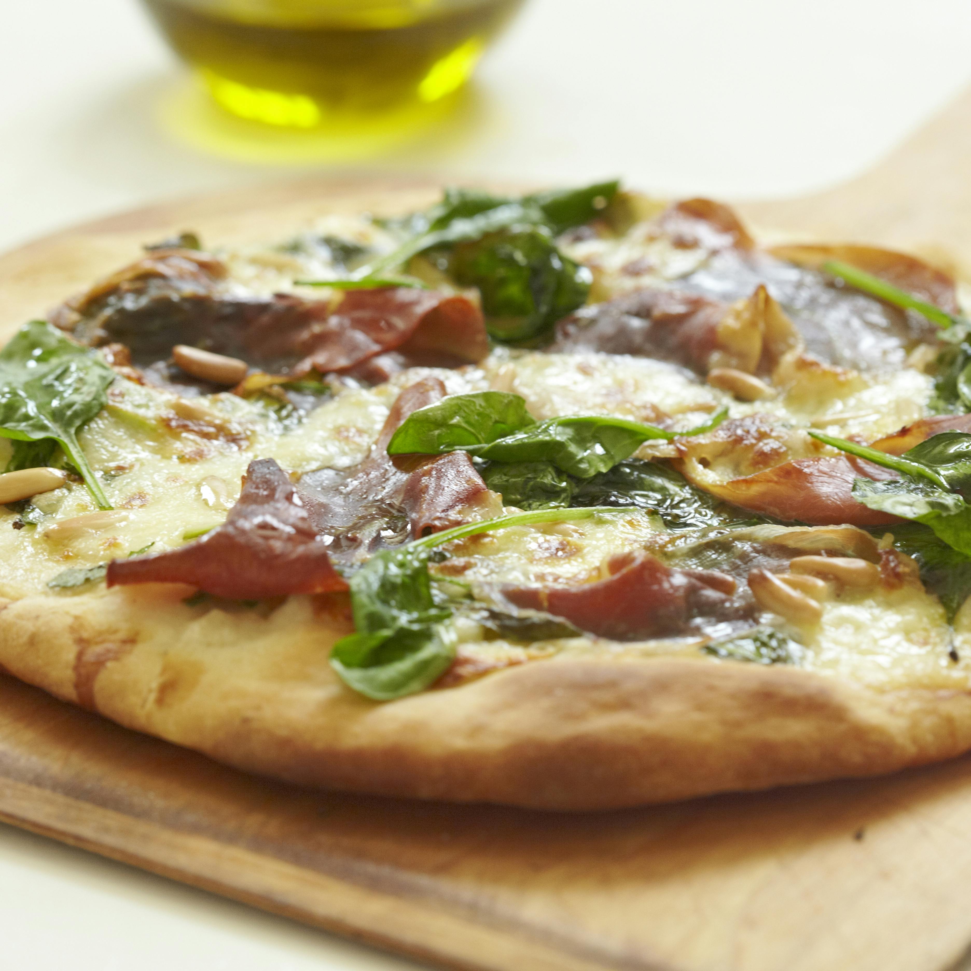 Pizza med spinat og parmaskinke