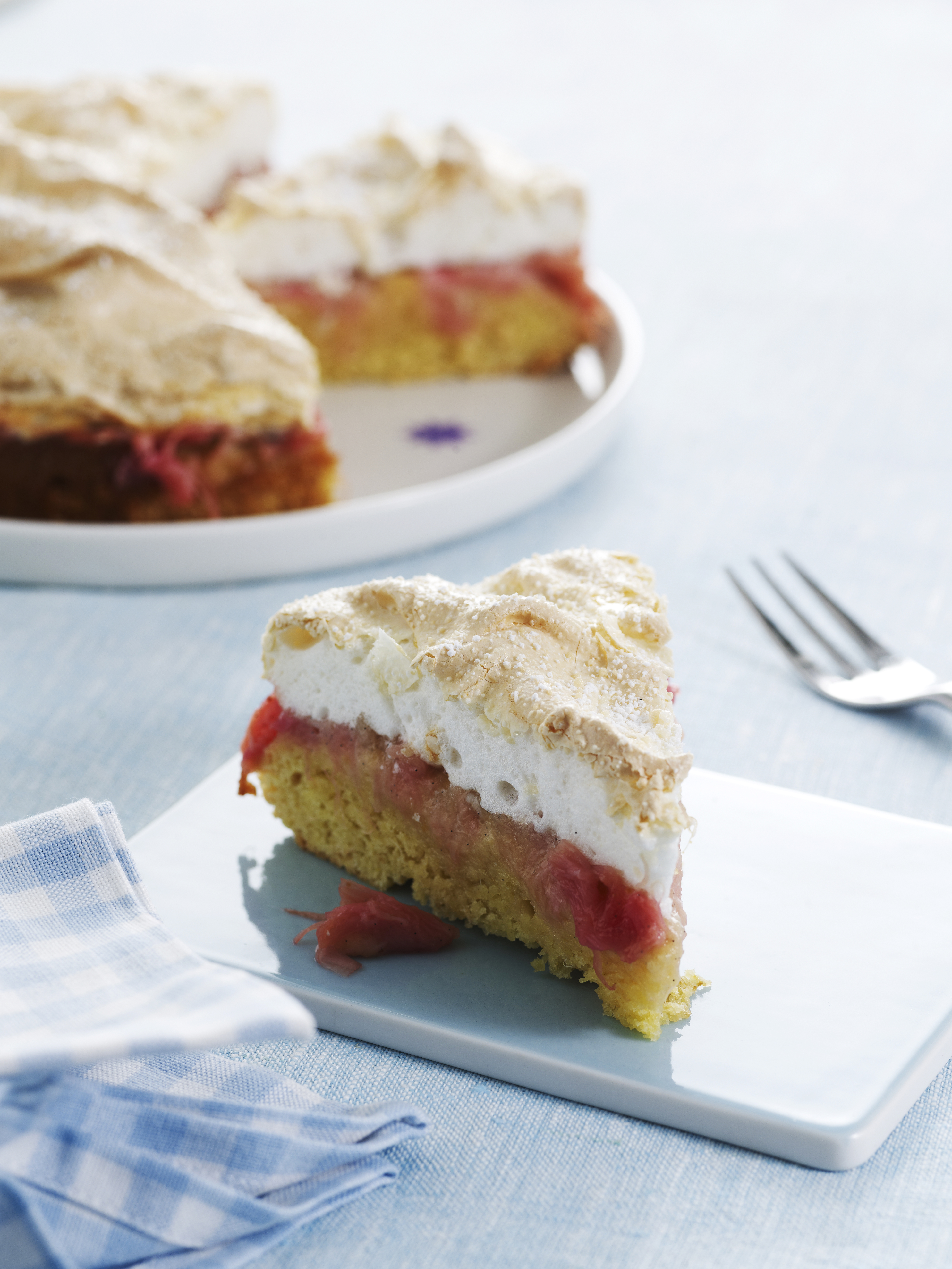 Rabarberkage med låg af marengs