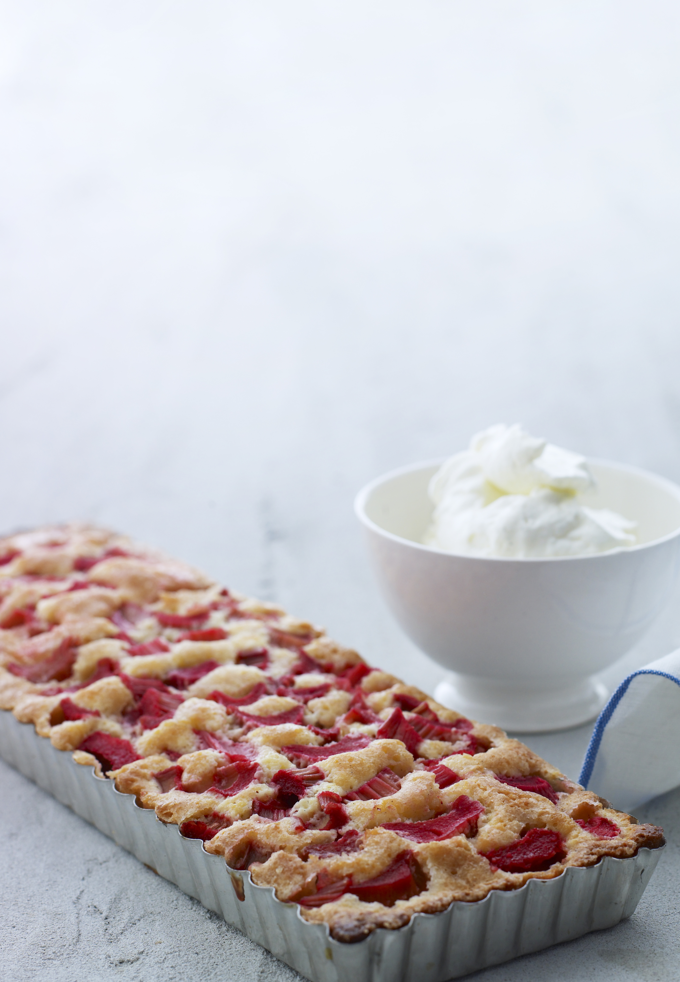 Rabarber, marcipan og kokos er bare en fantastisk kombination. Spis denne rabarbertærte lun med en skefuld flødeskum eller vaniljeis