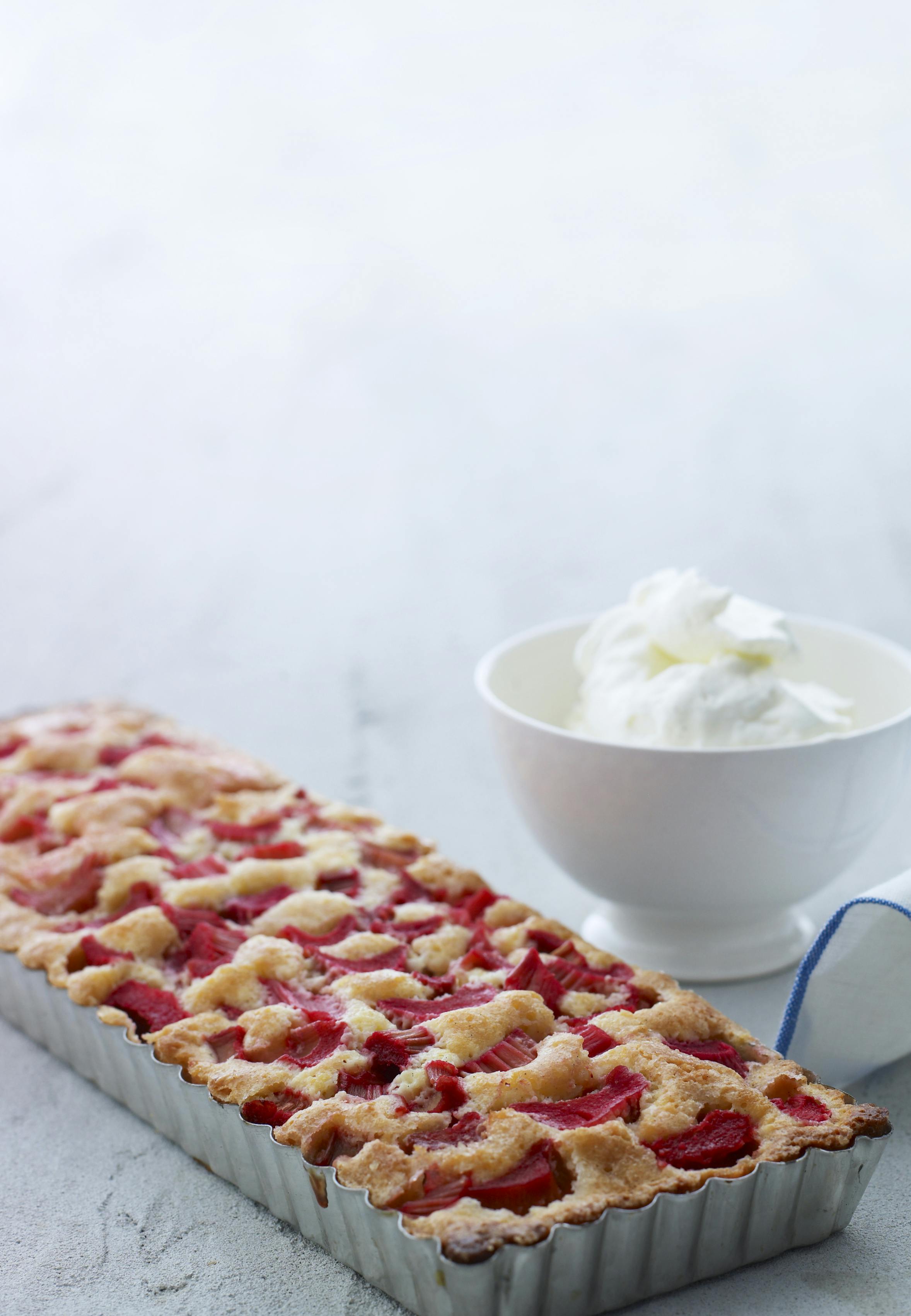 Rabarber, marcipan og kokos er bare en fantastisk kombination. Spis denne rabarbertærte lun med en skefuld flødeskum eller vaniljeis