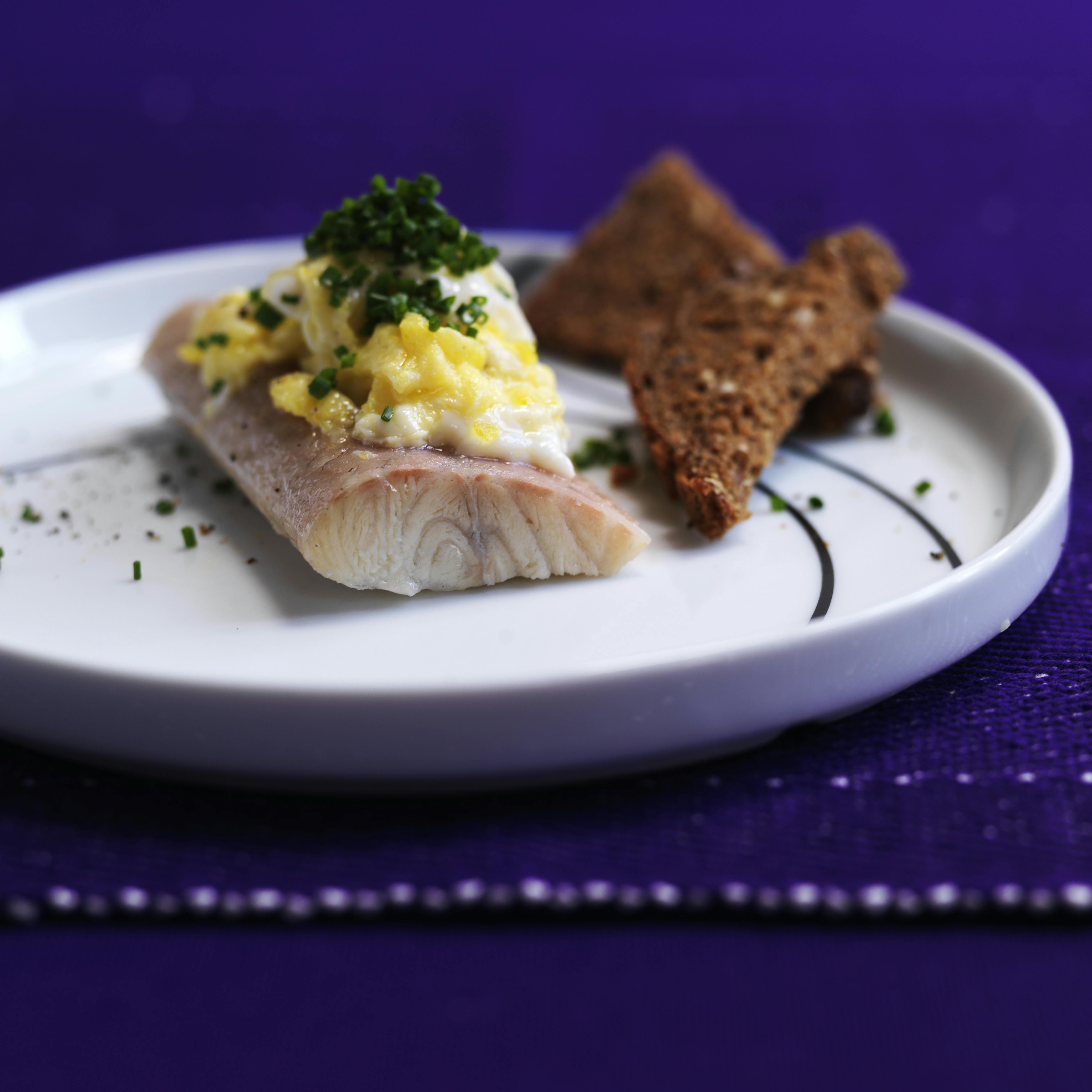 Røget ål med røræg