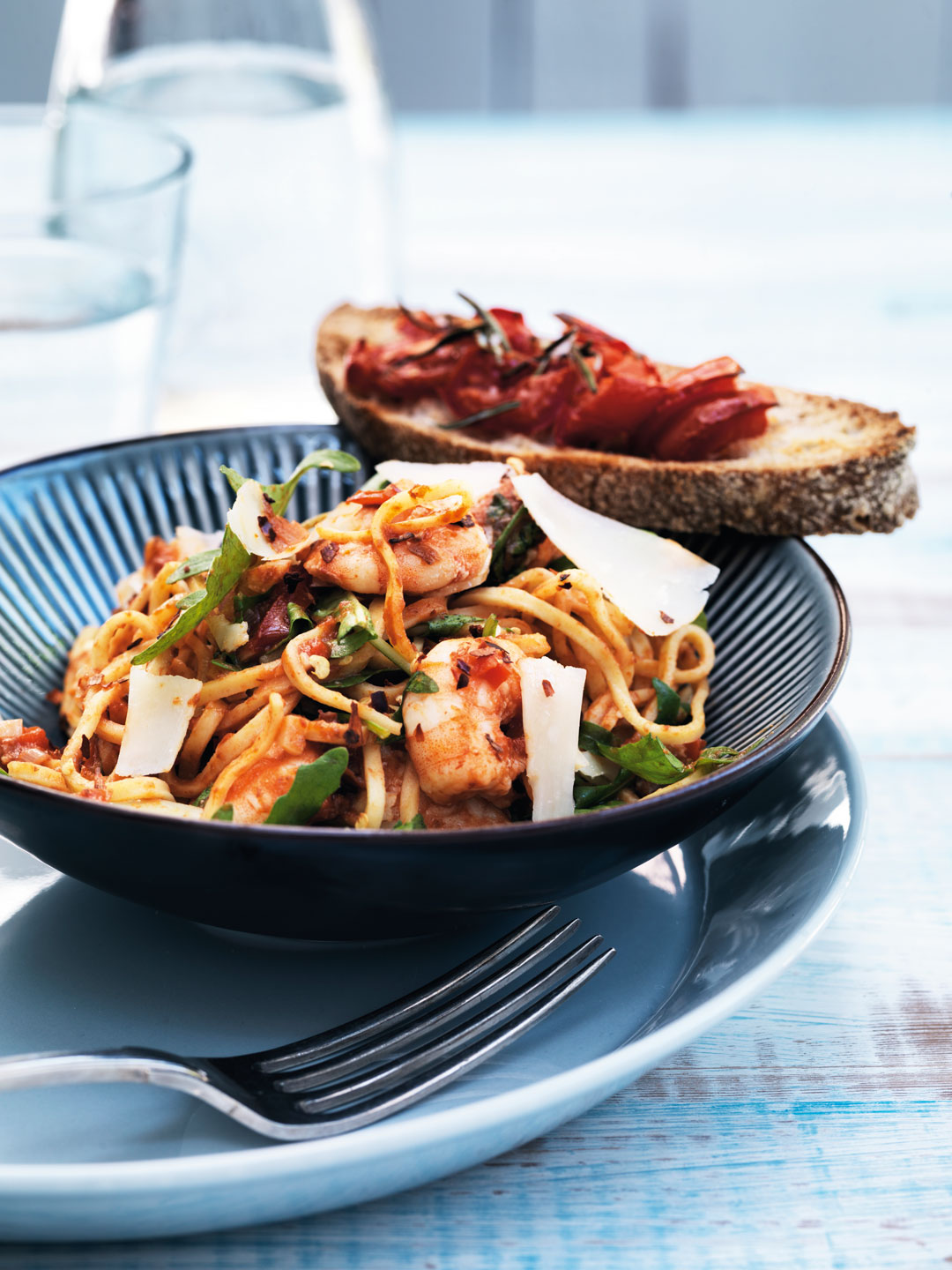 Spaghetti med rejer, hvidløg og chili