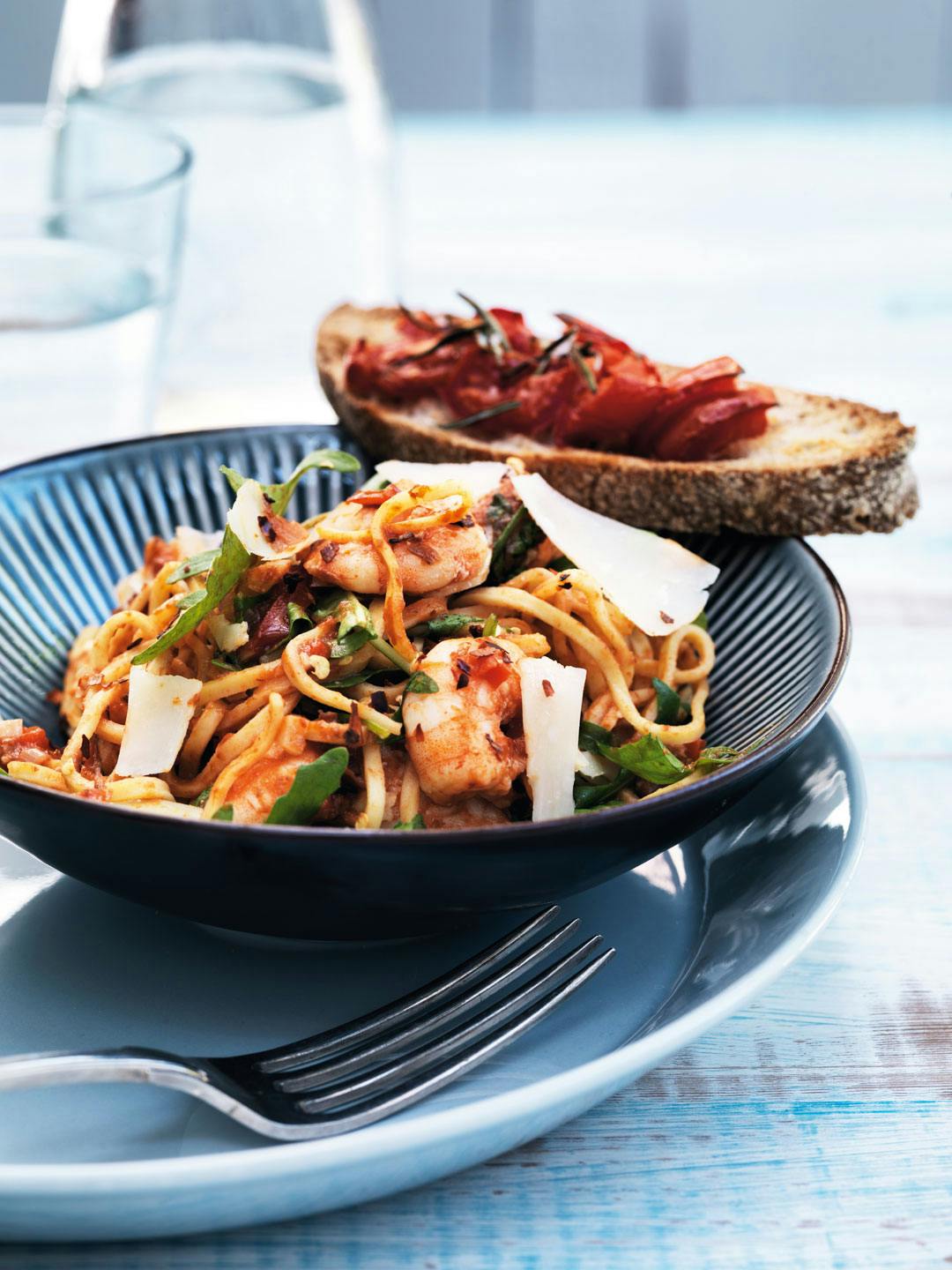 Spaghetti med rejer, hvidløg og chili