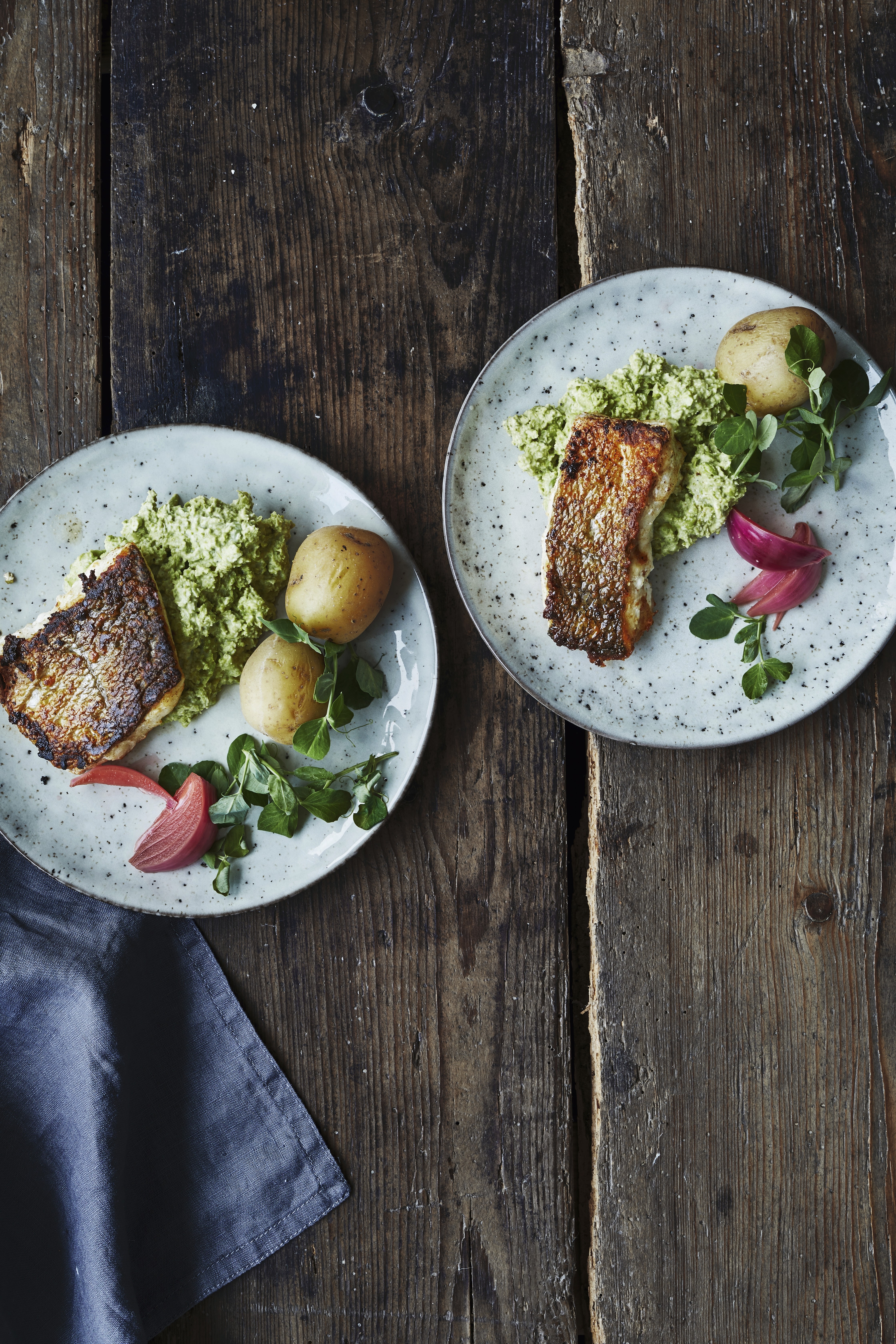 Sprødstegt kulmule med ærtedip og nye kartofler