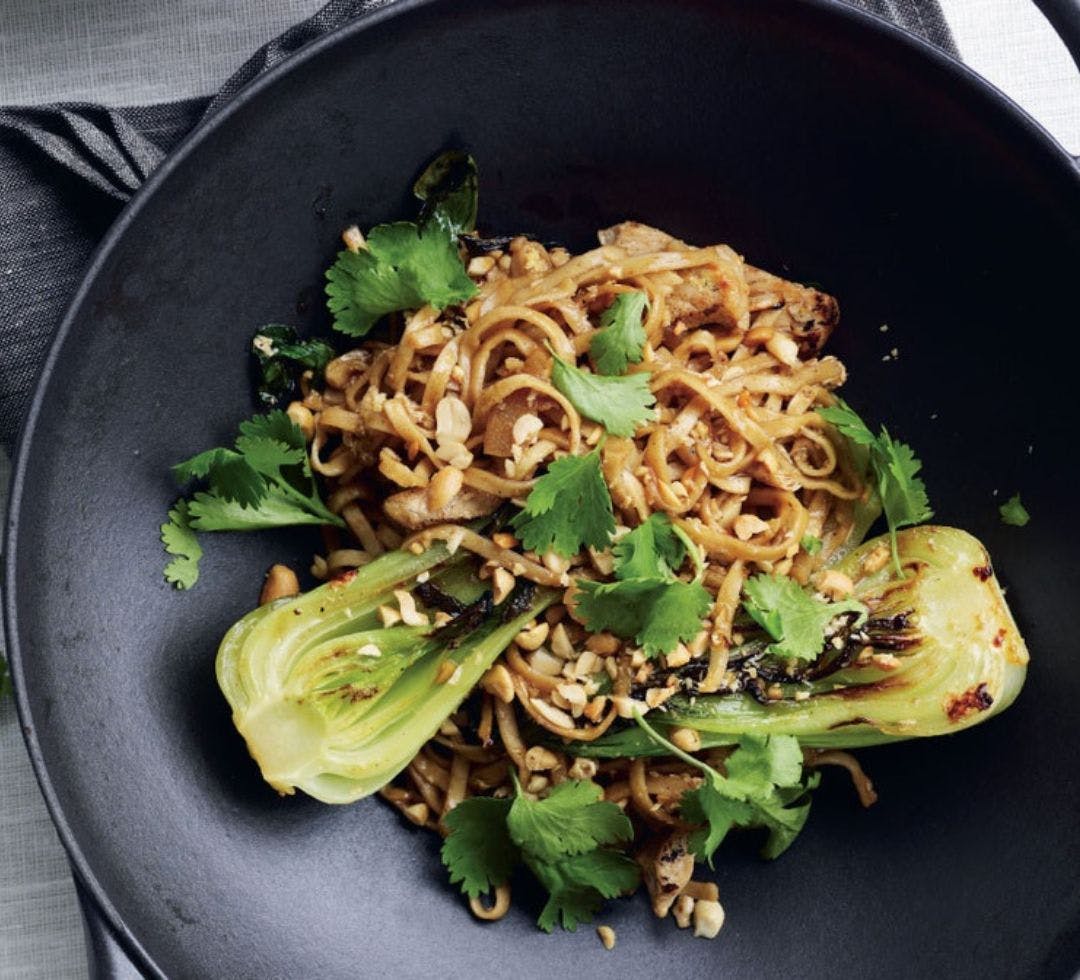Stegte nudler med svin og pak choi